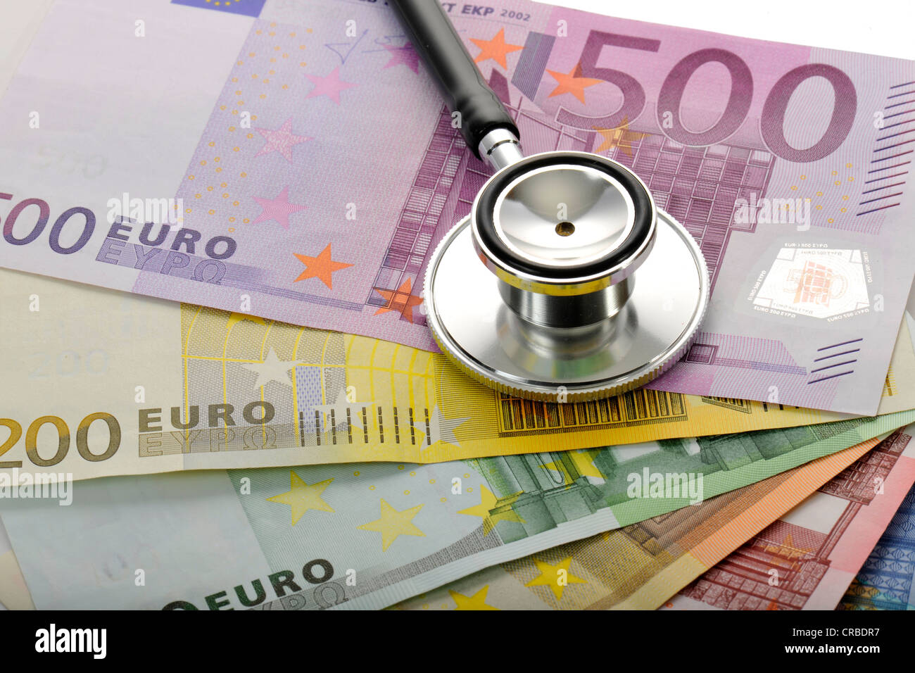 Stethoskop auf ein Fan von Euro-Banknoten, symbolisches Bild des Kranken Euro Gesundheitsversorgung Kostenexplosion, Krankheitskosten Stockfoto