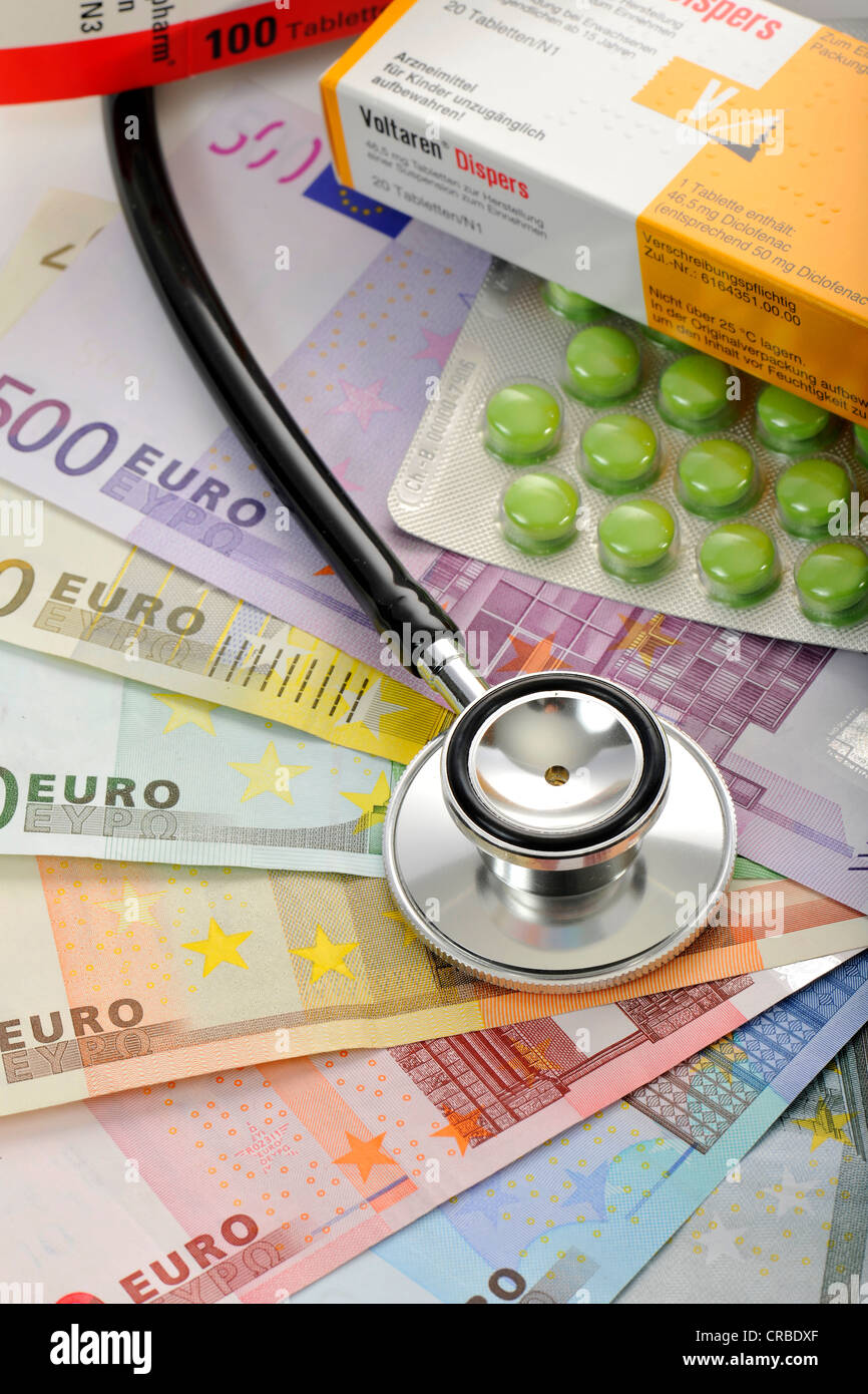 Pillen und ein Stethoskop auf ein Fan von Euro-Banknoten, Kostenexplosion symbolisches Bild des Kranken Euro, Gesundheitswesen Stockfoto
