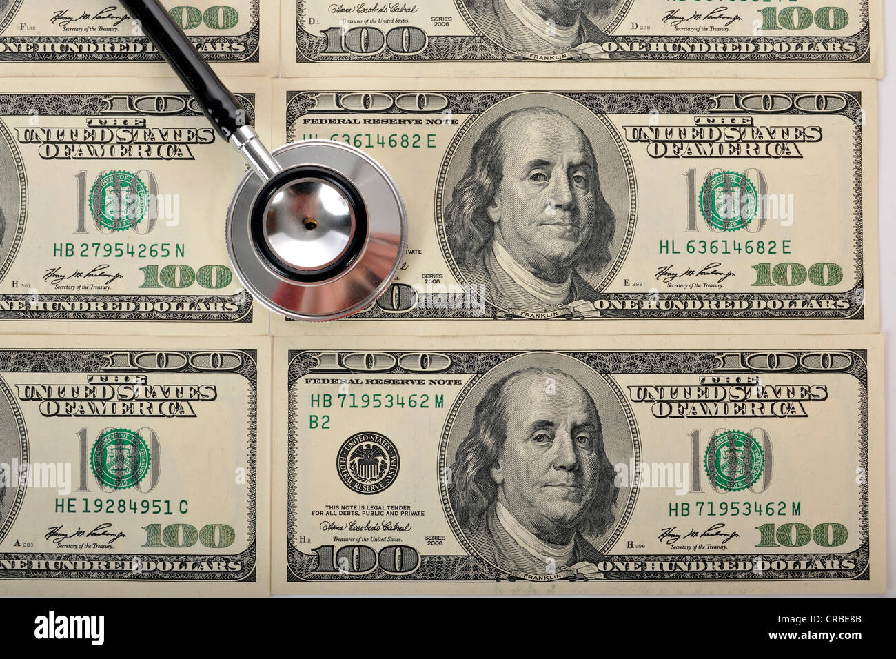 Stethoskop auf US-Dollar-Banknoten, symbolisches Bild einer Kranken US-Währung oder die steigenden Kosten des Gesundheitswesens Stockfoto