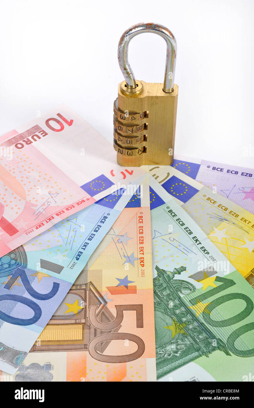 Zahlenschloss auf Euro-Banknoten, symbolisches Bild der monetäre Sicherheit Stockfoto