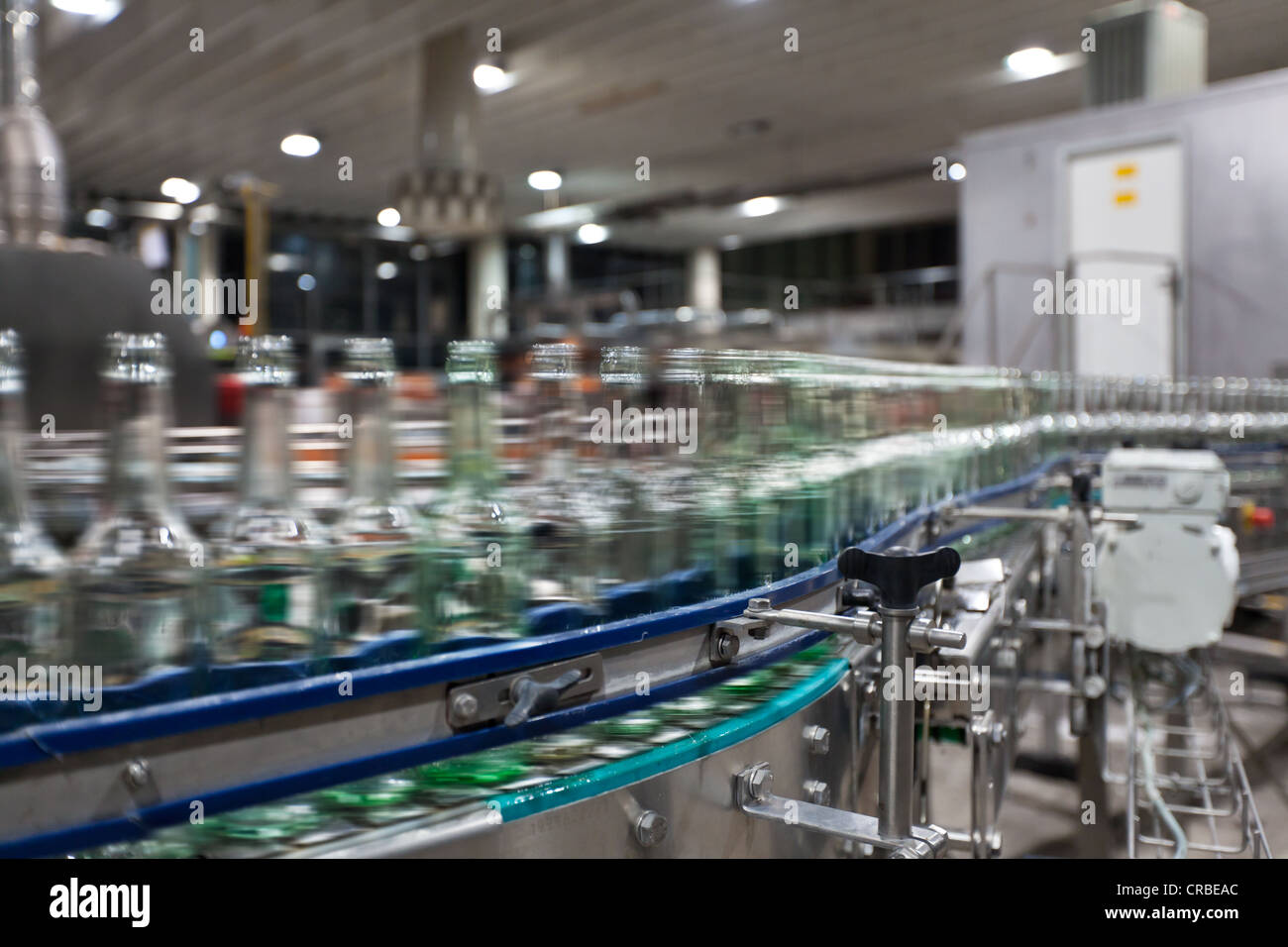 Leere Bierflaschen nach der Reinigung auf ein Förderband, Binding Brauerei,  Frankfurt am Main, Hessen, Deutschland, Europa Stockfotografie - Alamy