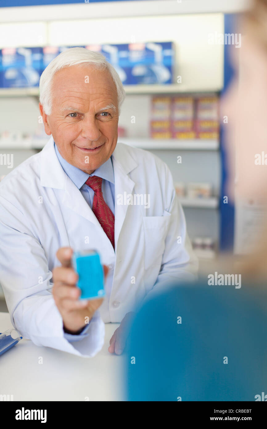 Apotheker mit Drogen am Schalter Stockfoto