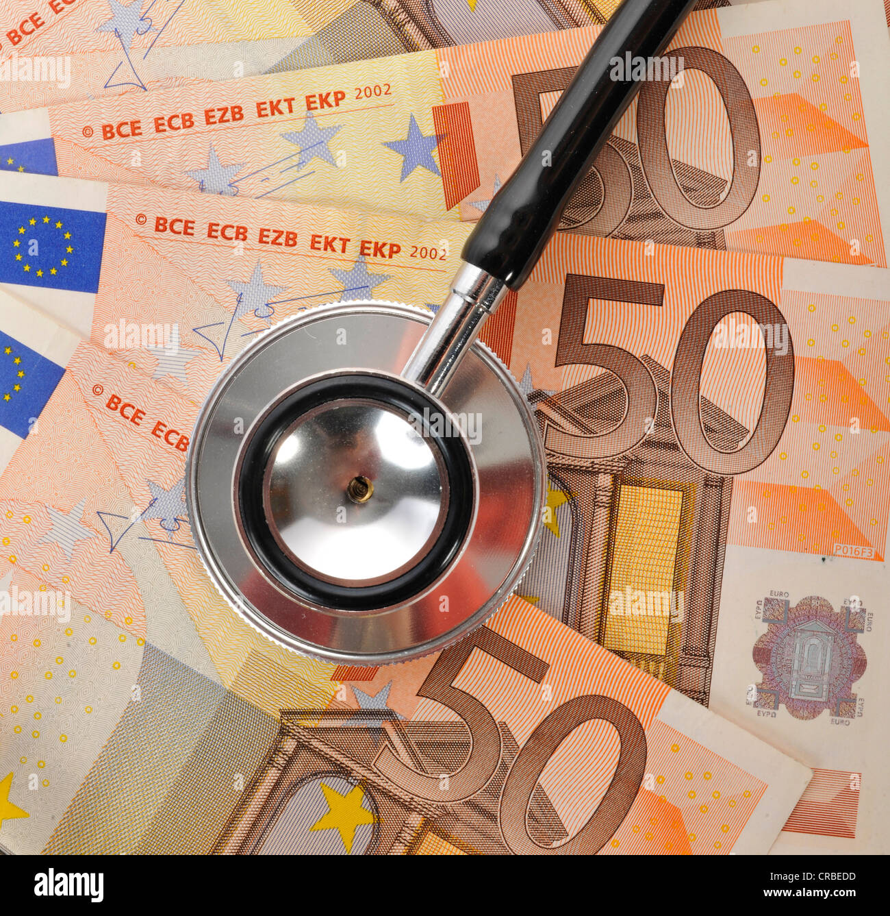 Stethoskop auf Euro-Banknoten, symbolisches Bild einer Kranken Euro-Währung oder die steigenden Kosten des Gesundheitswesens Stockfoto
