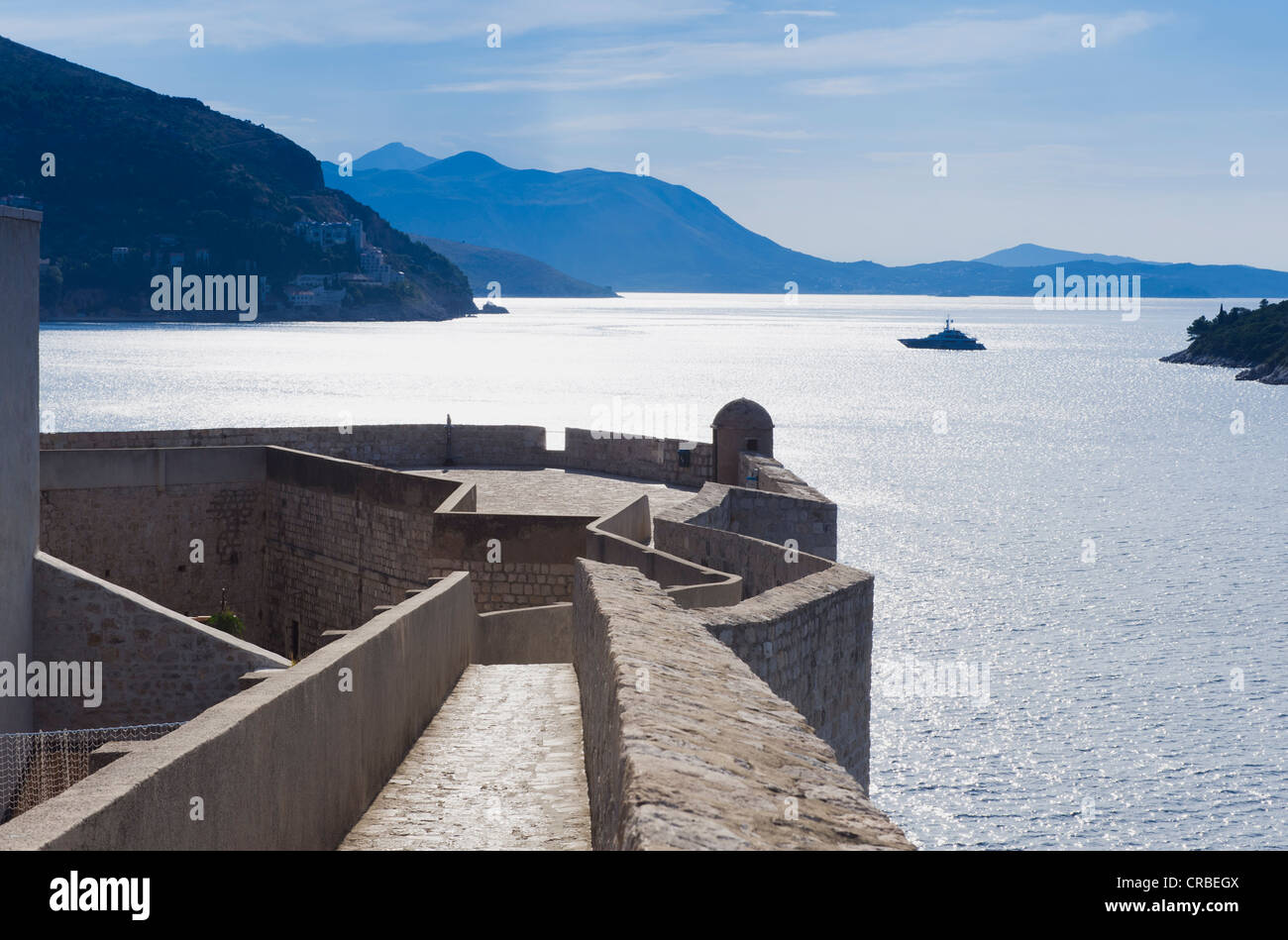 Blick über die Adria, Stadtmauern, Küste, Dubrovnik, Dalmatien, Kroatien, Europa Stockfoto