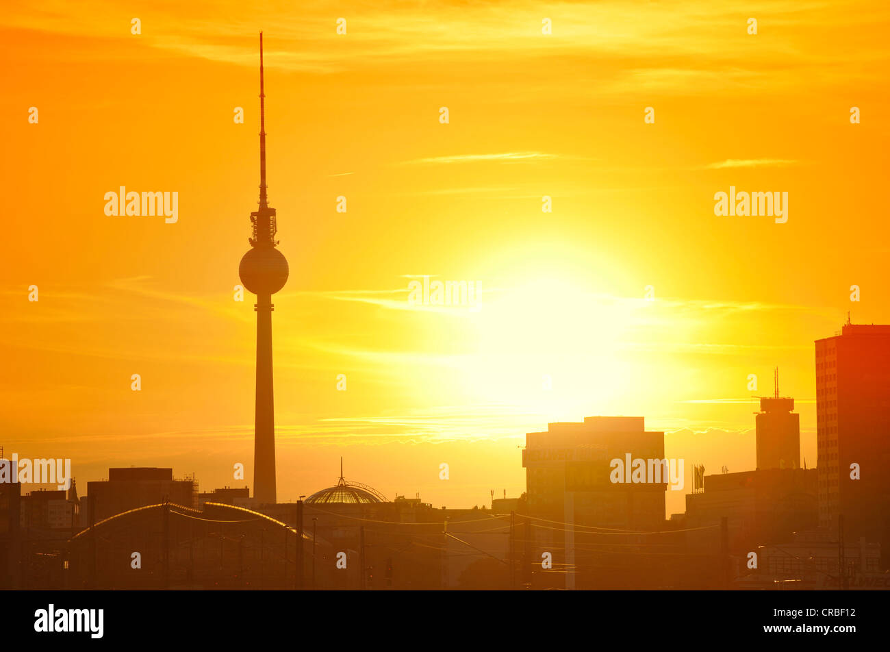 Sonnenuntergang hinter der Berliner TV-Turm, Mitte Viertel, Berlin, Deutschland, Europa, PublicGround Stockfoto