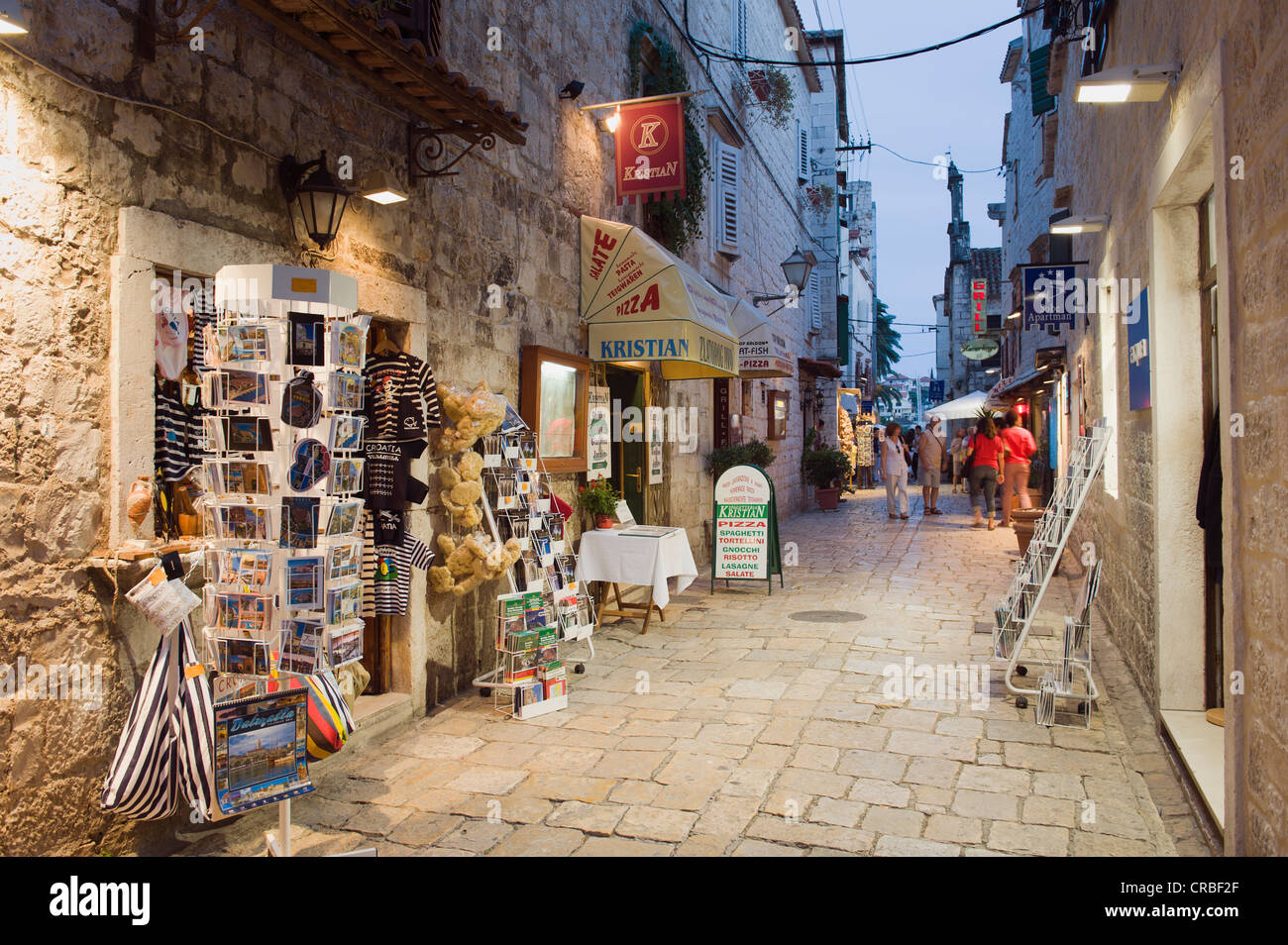 Geschäfte in den Abend, Gasse in der alten Stadt, Trogir, Dalmatien, Kroatien, Europa Stockfoto