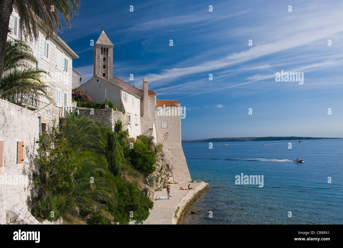 Promenade an der Küste und Blick auf die Türme der Stadt Rab, Insel Rab, Kvarner Bucht, Kroatien, Europa Stockfoto