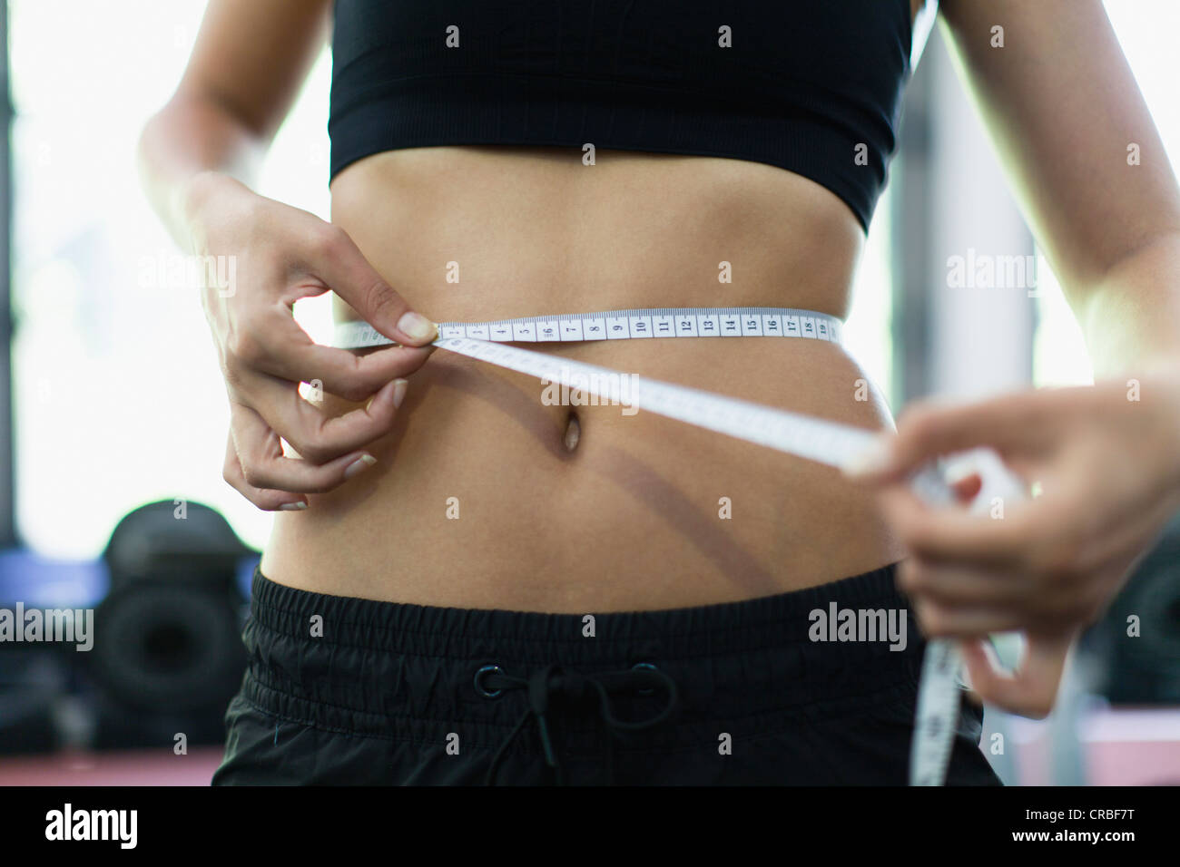Frau Mess Taille im Fitness-Studio Stockfoto