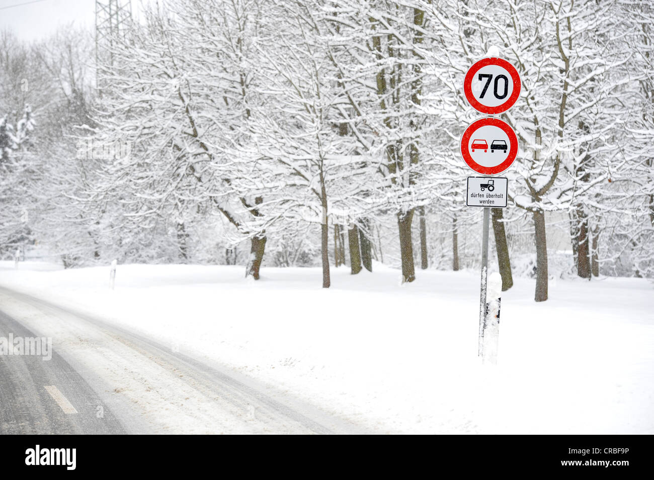 Verschneite Landstraße im Winter obligatorisch-Sign, Verbotszeichen Stockfoto