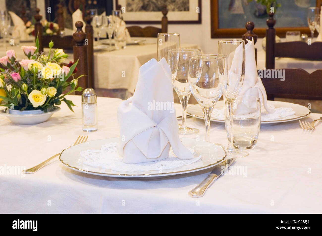 Legen Sie, setzen, gedeckter Tisch, Restaurant in einer alten Ölmühle, Emilio e Bona, Camaiore Lombrici, Toskana, Italien, Europa Stockfoto