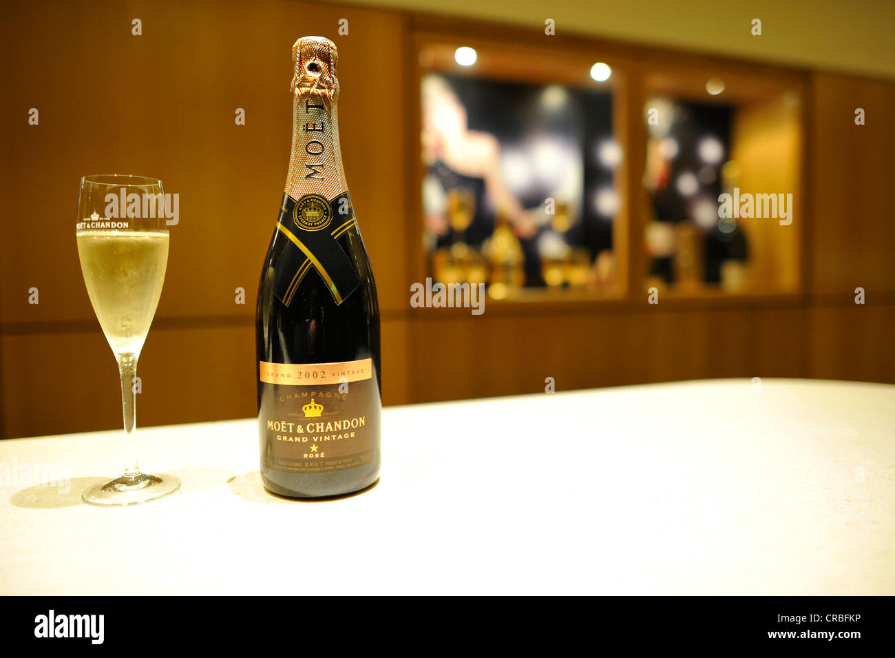 Glas Champagner und Sekt Flasche, Grand Vintage Rosé, Moet et Chandon Weingut, waren Luxuskonzern LVMH Stockfoto