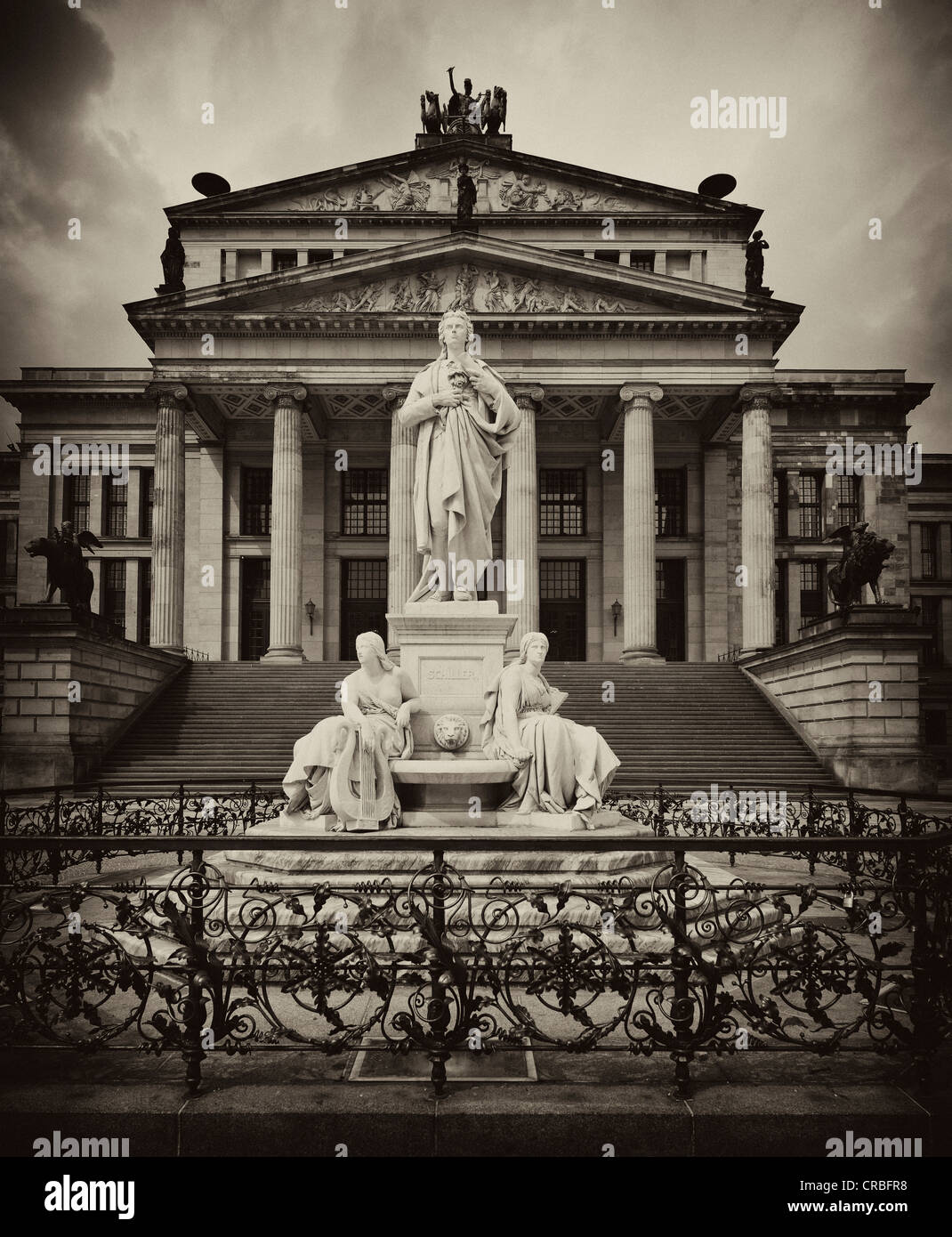 Schwarz / weiß Bild, Sepia getönt, Statue von Friedrich Schiller vor dem Konzerthaus Konzerthalle, entworfen von Karl Stockfoto