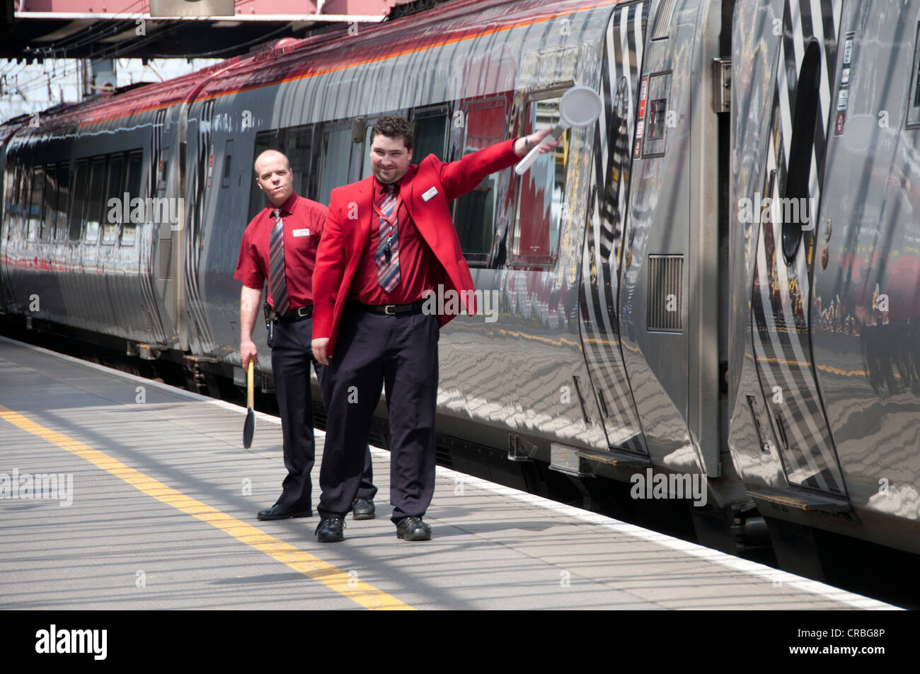 Crewe Bahnhof. Natives Personal auf der Plattform bereit für den Zug zu verlassen Stockfoto