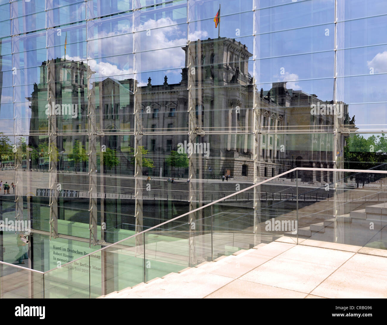 Reichstagsgebäude, Bundestag spiegelt sich in der Glasfassade des Gebäudes Marie Elisabeth Lueders, Reichstagsufer Stockfoto