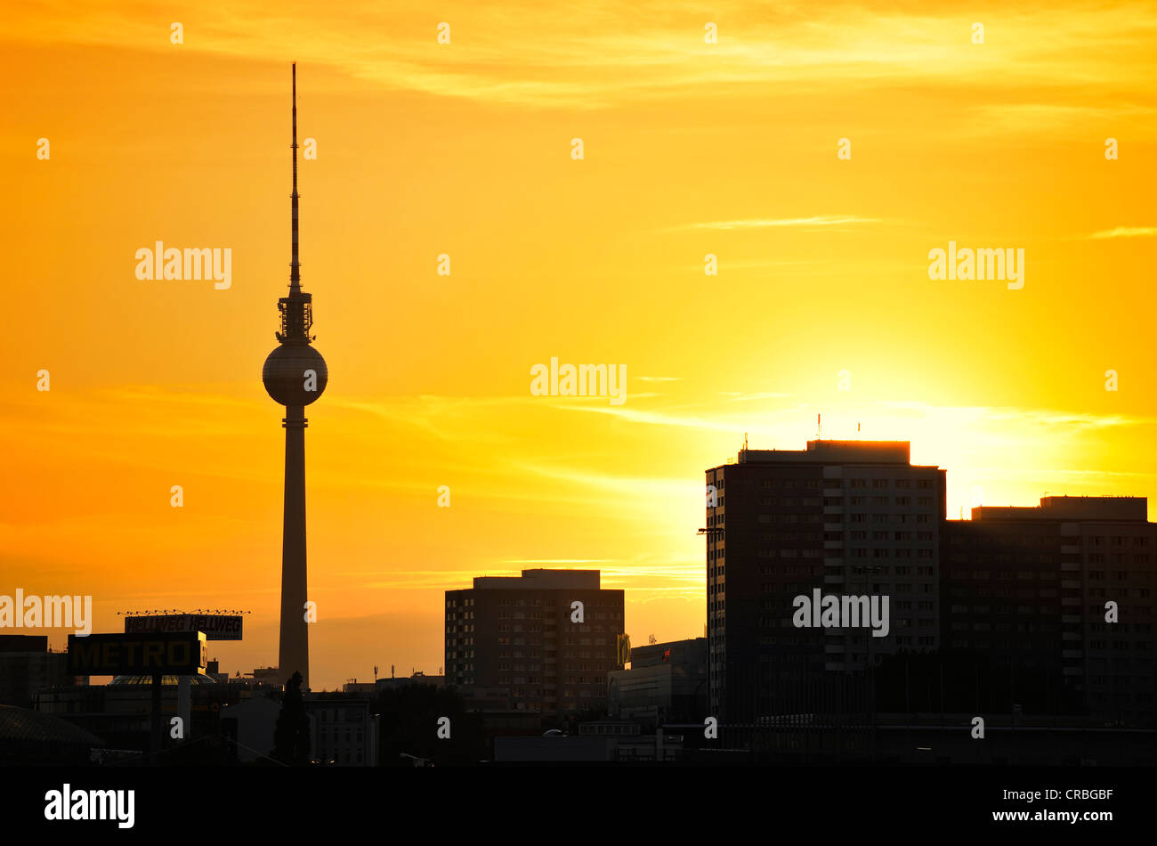 Sonnenuntergang hinter den Fernsehturm, Bezirk Mitte, Berlin, Deutschland, Europa Stockfoto