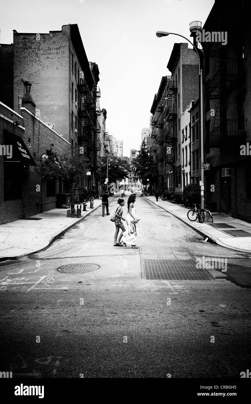 Mutter und Tochter, überqueren die Straße, Leroy Street, Greenwich Village, Manhattan, New York City, New York, USA Stockfoto