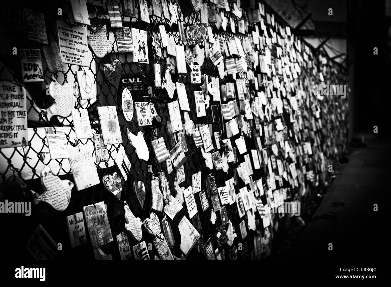 Fliesen für Amerika, 9 / 11 Memorial Zaun, St. Vincent Hospital, Greenwich Village, Manhattan, New York City, New York, USA Stockfoto