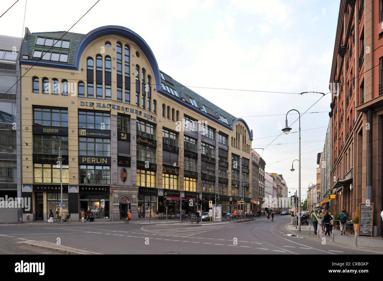Hackescher Markt, Eingang der Hackeschen Hoefe Höfe, Bezirk Mitte, Berlin, Deutschland, Europa Stockfoto