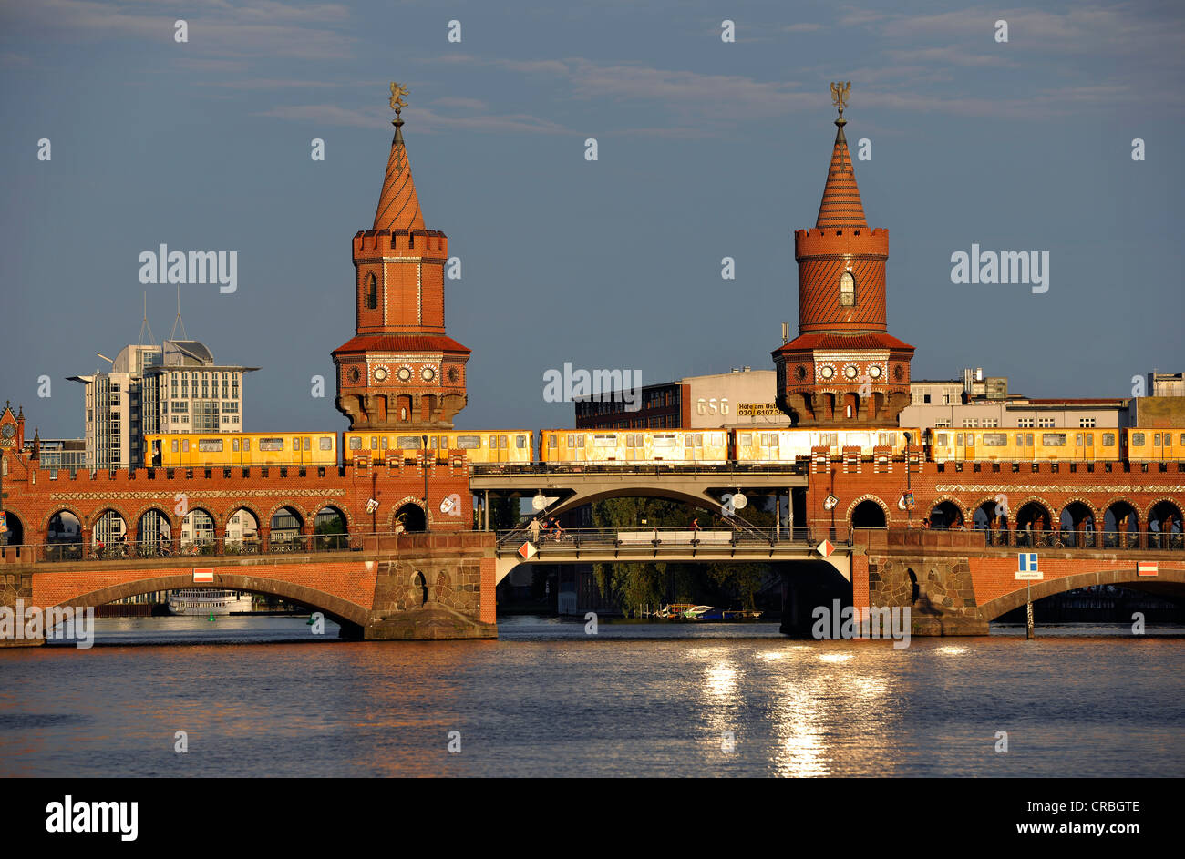 U-Bahnstation U1-Zug auf Oberbaumbruecke Brücke über die Spree in den Abend Licht, Friedrichshain-Kreuzberg, Berlin Stockfoto