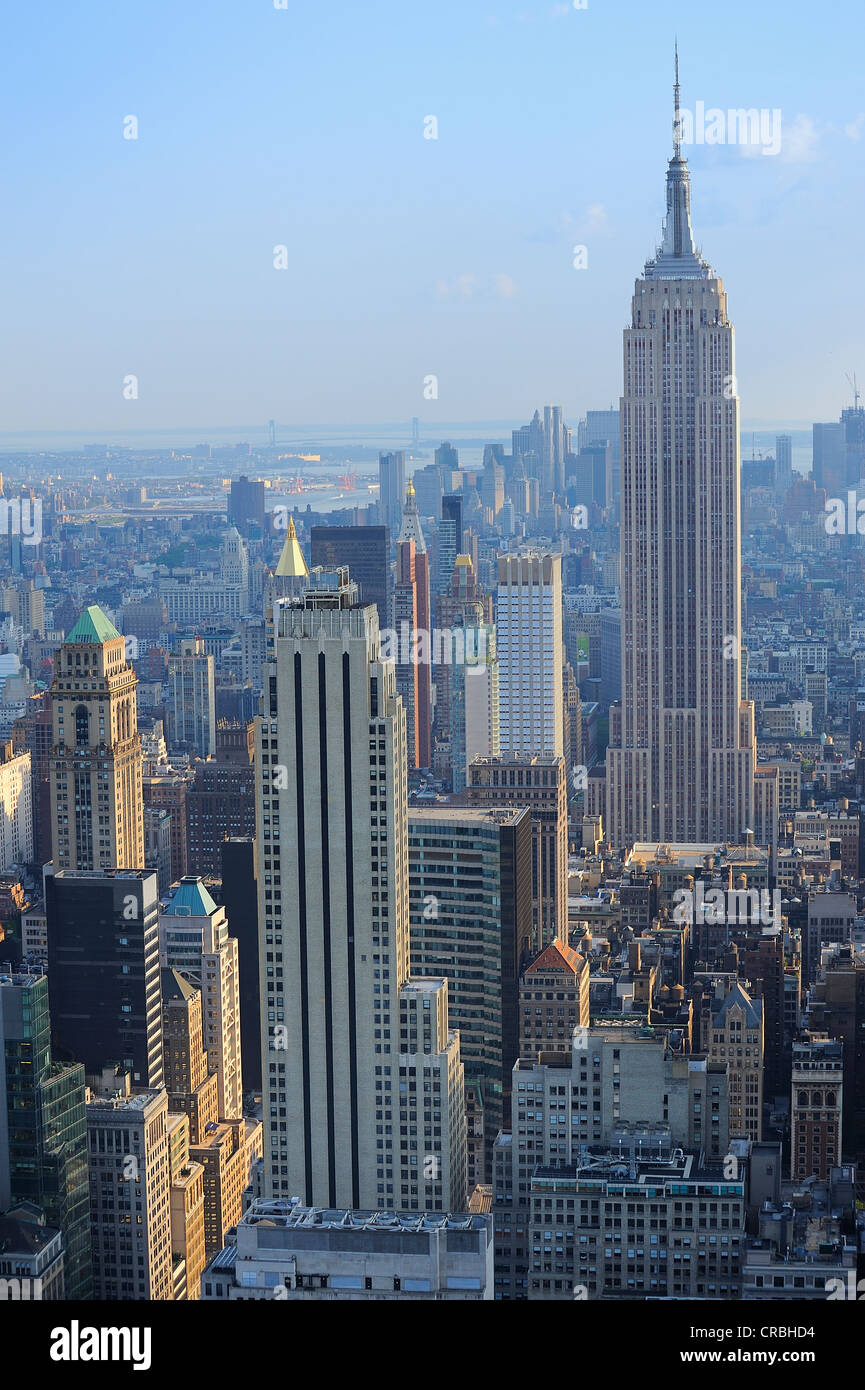 Blick Vom Rockefeller Center Entfernt Richtung Brooklyn Mit Manhattan Und Das Empire State Building New York Usa Stockfotografie Alamy