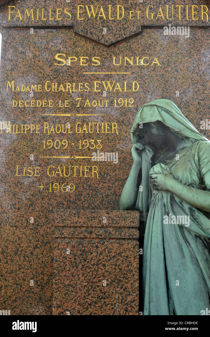 Skulptur und Grab-Stein von Philippe Raoul Gautier und Lise Gautier, Friedhof Pere Lachaise, Paris, Frankreich, Europa Stockfoto