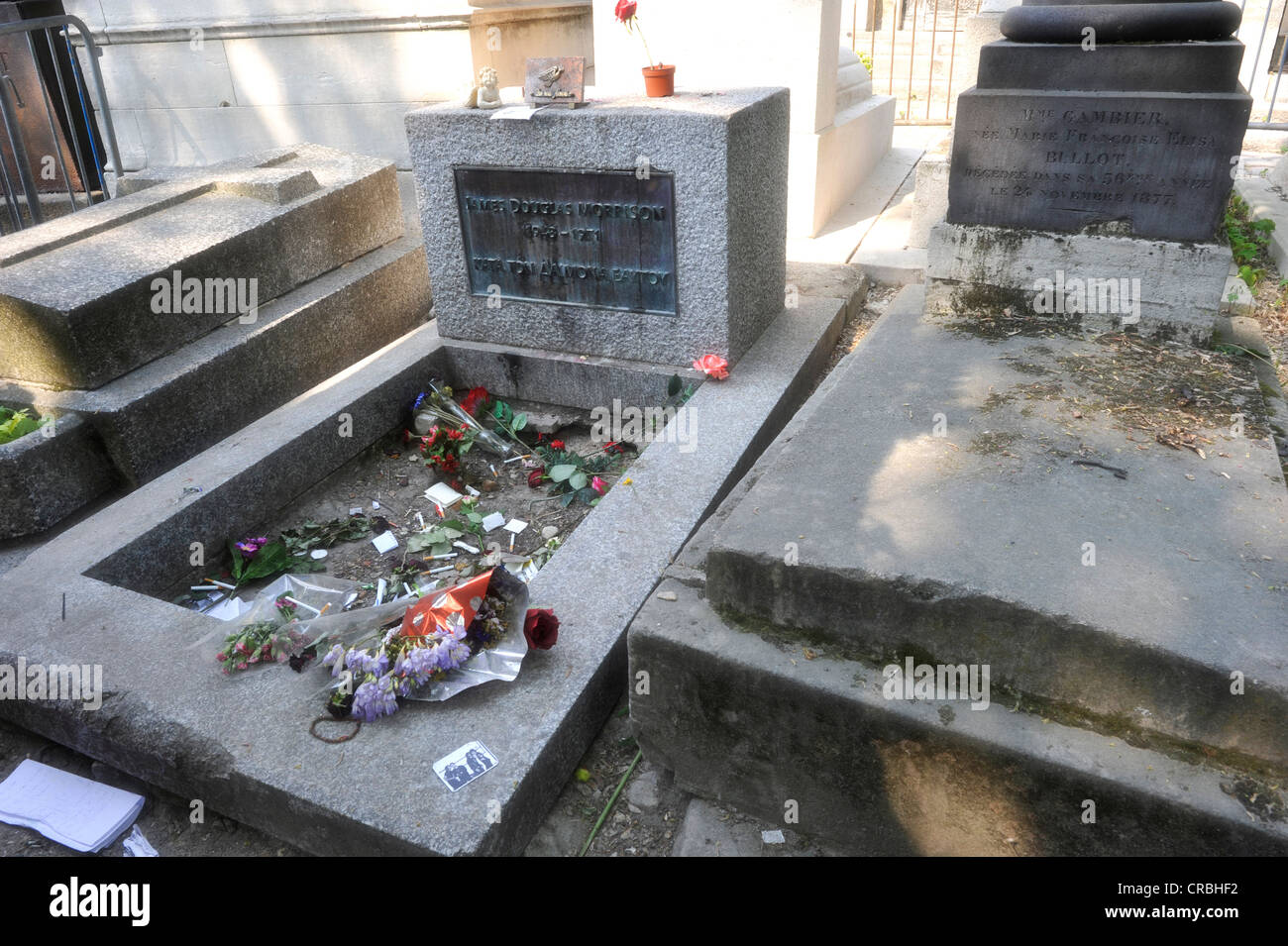 Zigaretten und Nachrichten auf dem Grab von Jim Morrison, Friedhof Pere Lachaise, Paris, Frankreich, Europa Stockfoto