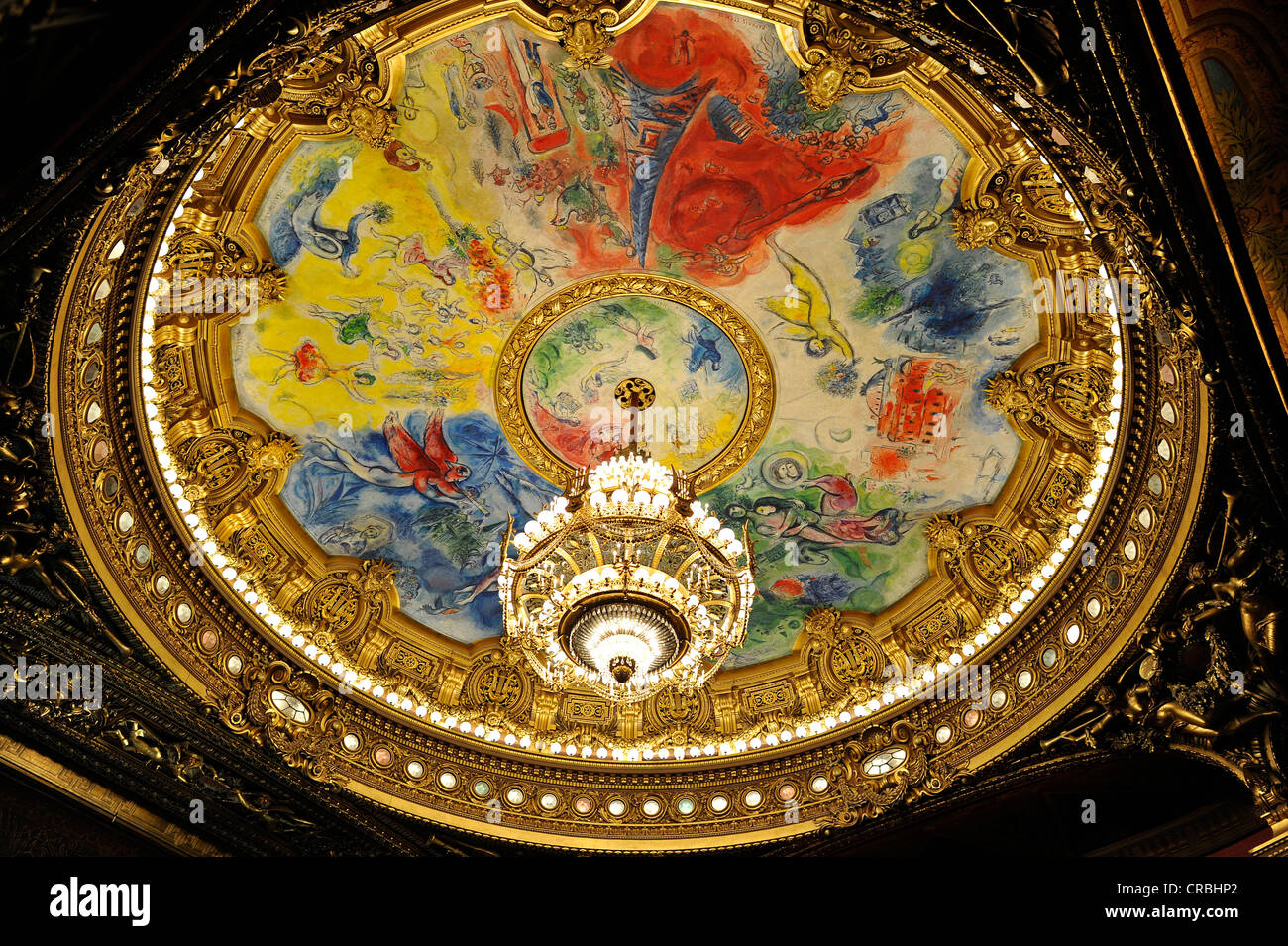 Interieur, Kristallleuchter und Deckengemälde "Apollo mit Leier" von Marc Chagall in der Kuppel Stockfoto