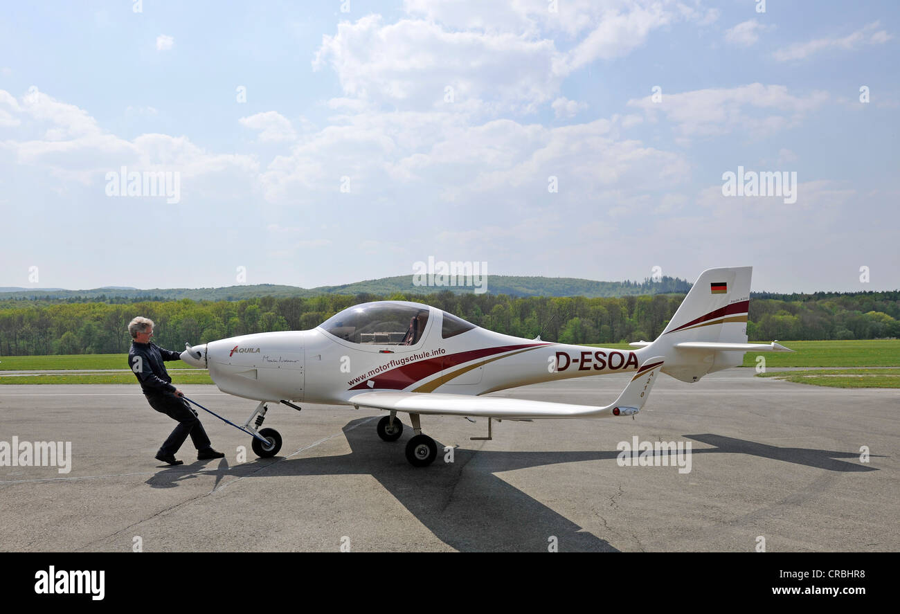 Pilot zieht das Licht Flugzeug D-ESOA Aquila A210 AT01 mit Pull Stab, Flughafen Hahnweide, Kirchheim Unter Teck Stockfoto