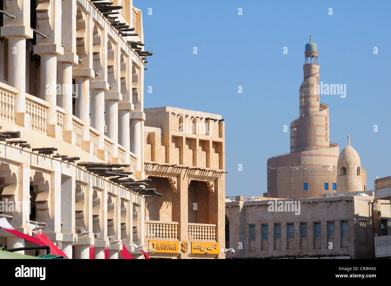 Architektur im Souq Waqif mit dem Turm von Katar Islamisches Kulturzentrum, FANAR, Doha, Katar, Naher Osten Stockfoto