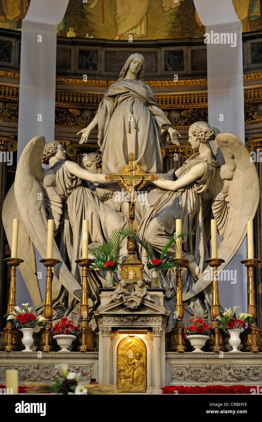 Statue von Mary Magdalene von Carlo Marochetti, Hochaltar der Kirche Église De La Madeleine oder L'Église Sainte-Marie-Madeleine Stockfoto