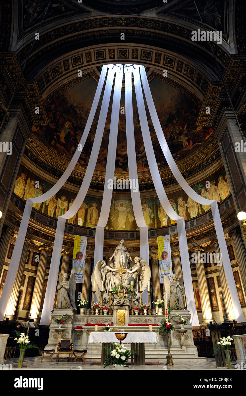 Interieur, Chor mit einer Statue von Mary Magdalene von Carlo Marochetti, Kirche, Église De La Madeleine oder L'Église Stockfoto