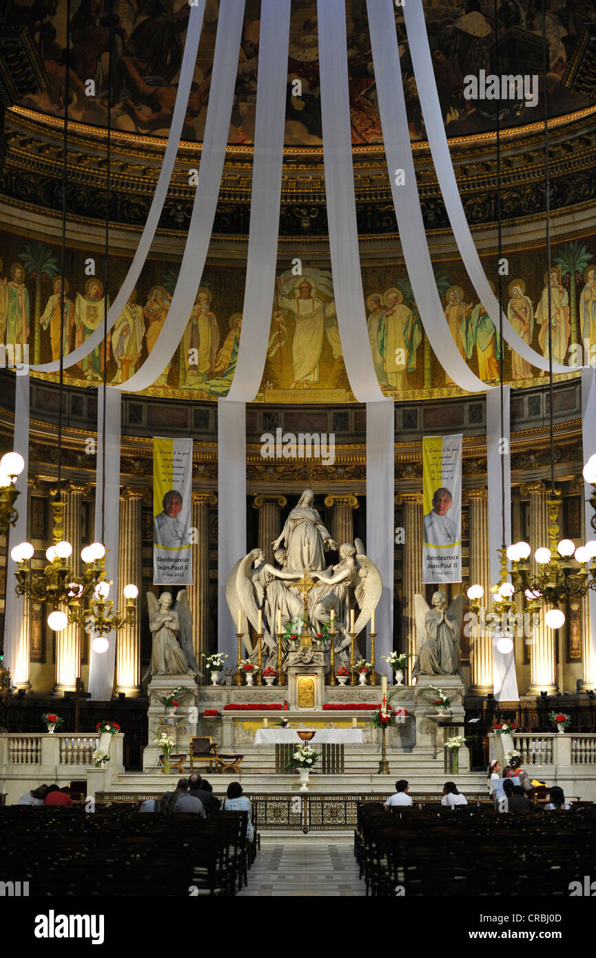 Interieur, Chor mit einer Statue von Mary Magdalene von Carlo Marochetti, Kirche, Église De La Madeleine oder L'Église Stockfoto