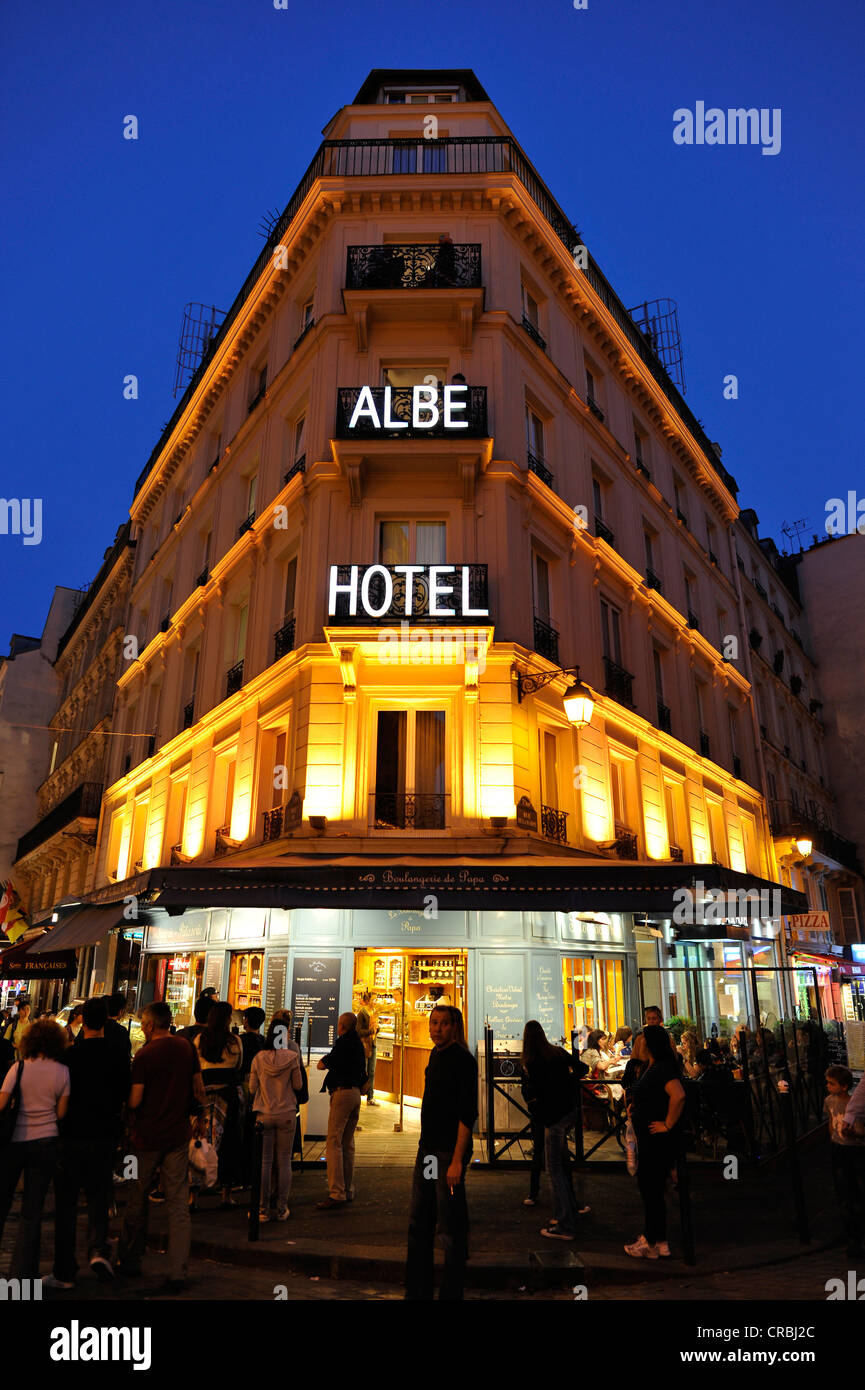 Nachtaufnahme, Touristen, Albe Hotel, Brasserie, Café, Cité Michel, Paris, Frankreich, Europa Stockfoto