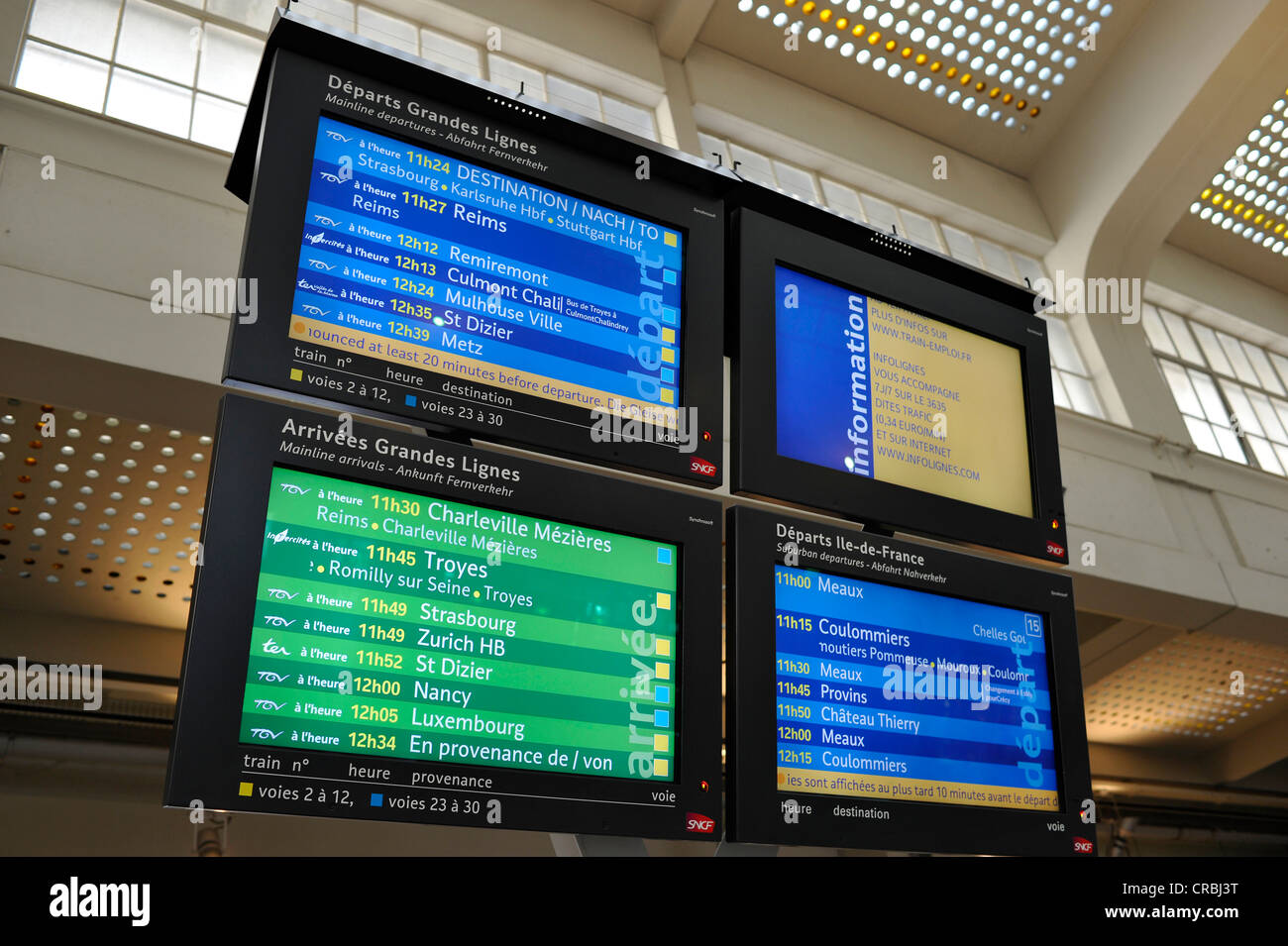 Anzeigefeld in Deutsch und Französisch, Bahnhofshalle des Gare de l ' est Railway Station, Paris, Frankreich, Europa Stockfoto