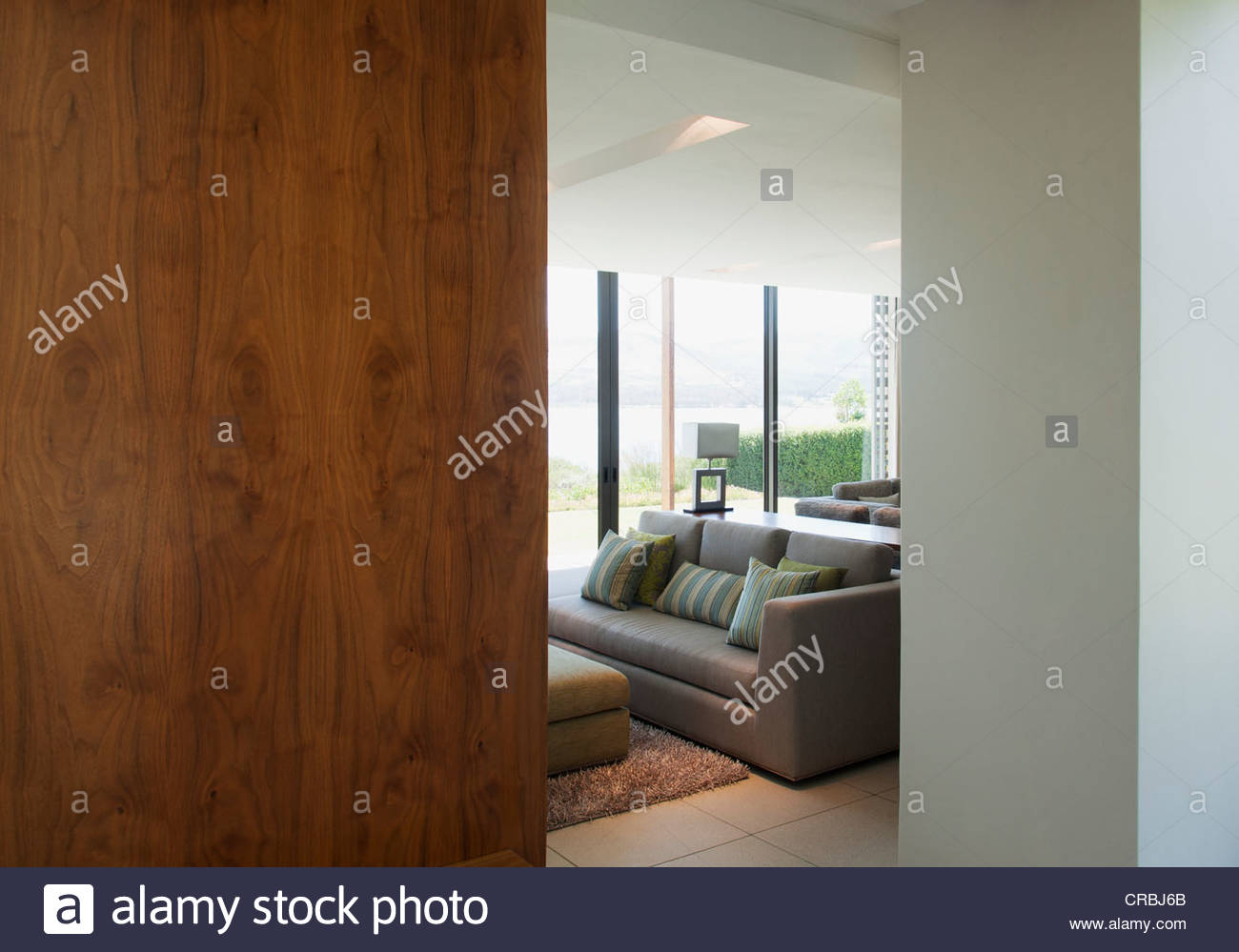 Wohnzimmer Tür, blick auf wohnzimmer durch tür stockfoto, bild: 48813587 - alamy, Design ideen