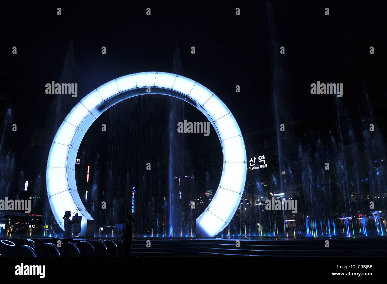 Skulpturen Sie und Brunnen Sie Nacht Busan in Südkorea Stockfoto