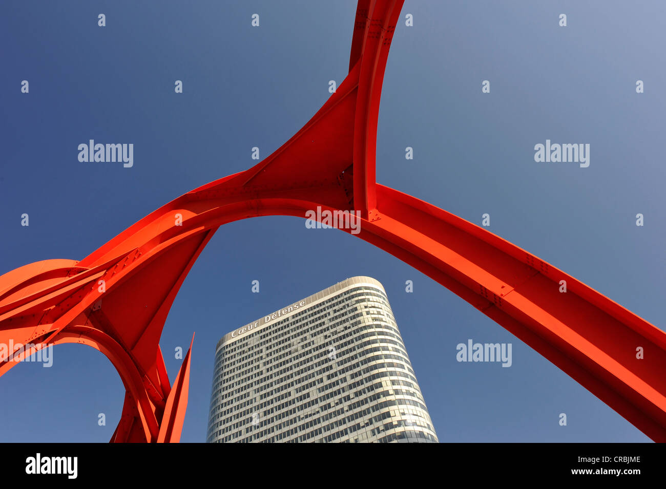 Rote Skulptur von Alexander Calder, Tour Coeur Défense, Hochhaus, La Défense, Paris, Frankreich, Europa Stockfoto
