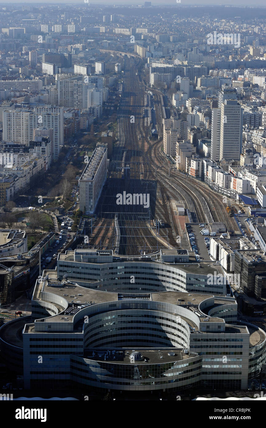 Stadtbild in Richtung Südwesten mit Gare Montparnasse Railway Station, Paris, Frankreich, Europa Stockfoto