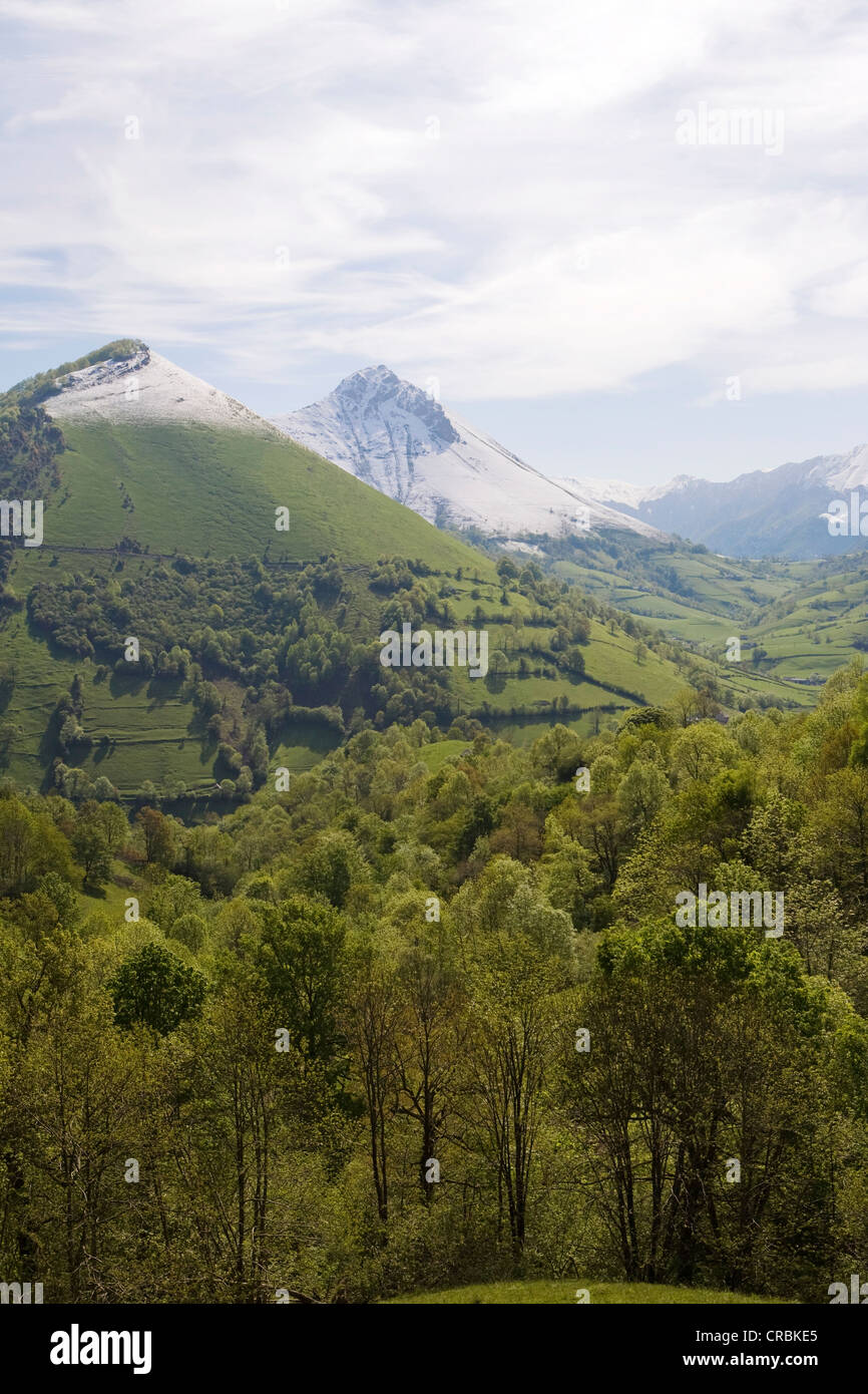 Über das französische Dorf Lourdios-IchËre, Pyrenäen Gebirge. Stockfoto