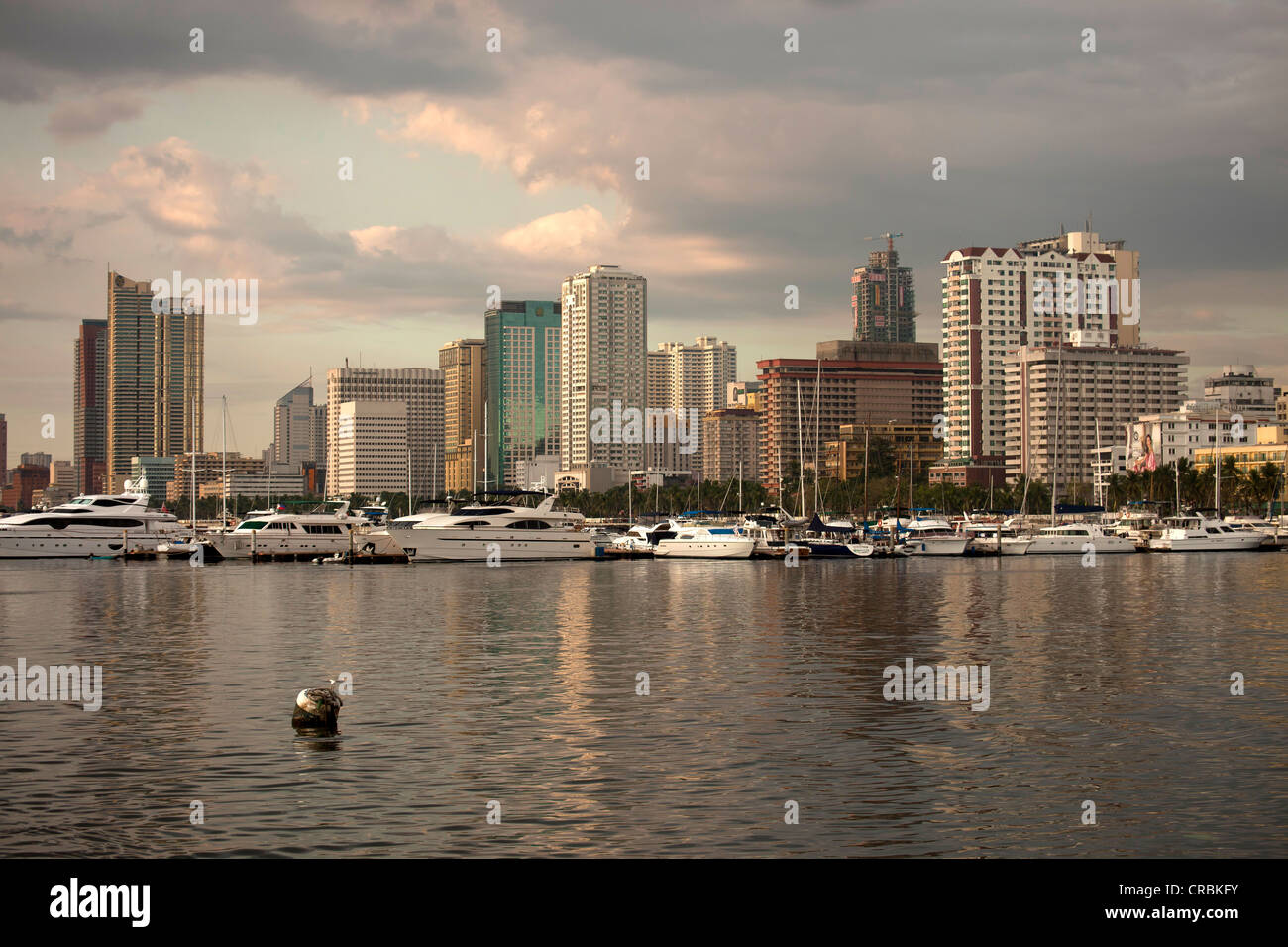 Skyline und Yacht Club in der Bucht von Manila, Manila, Philippinen, Asien Stockfoto