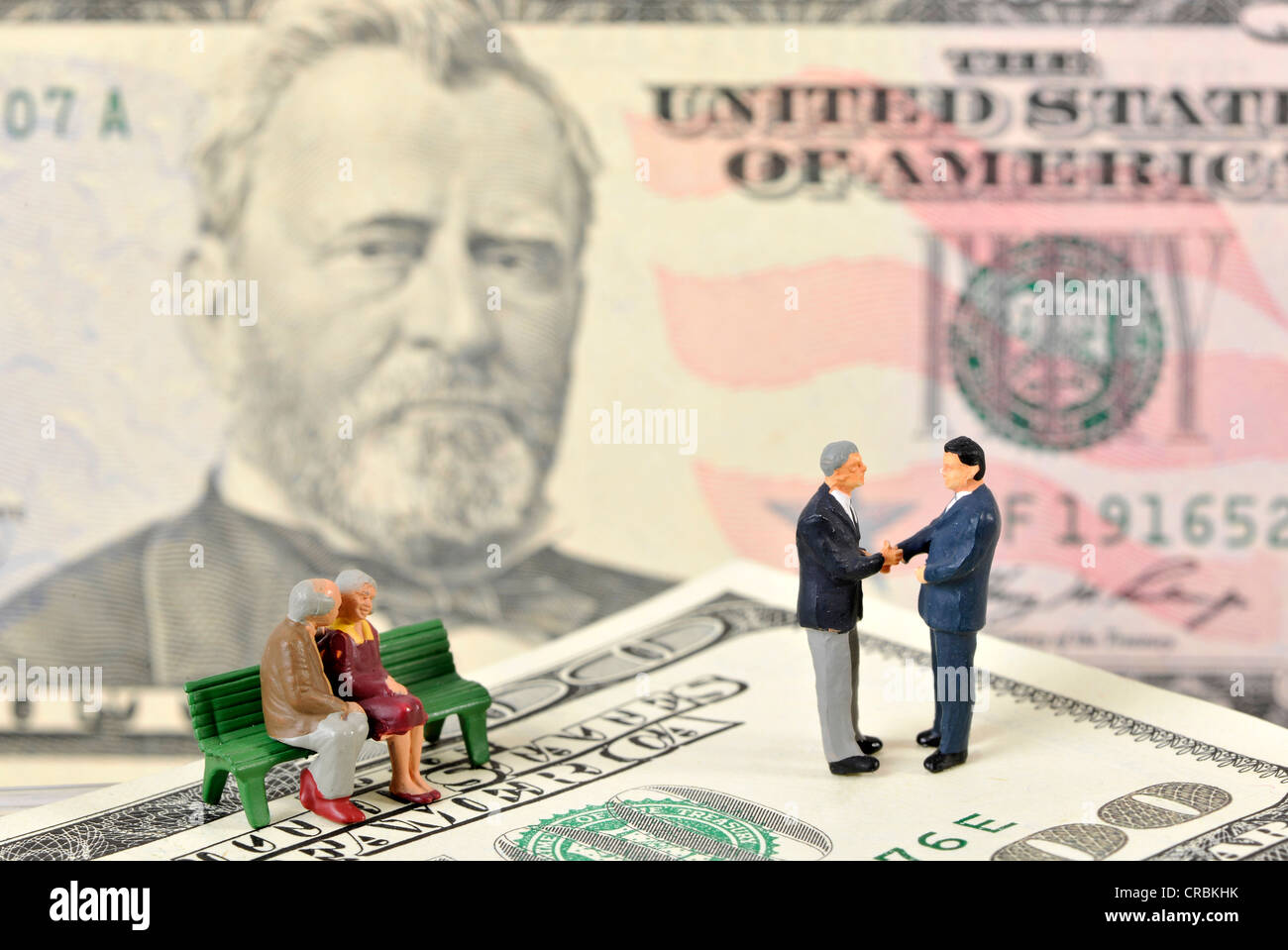 RentnerFiguren, Parkbank auf USDollarSchein, symbolisches Bild für