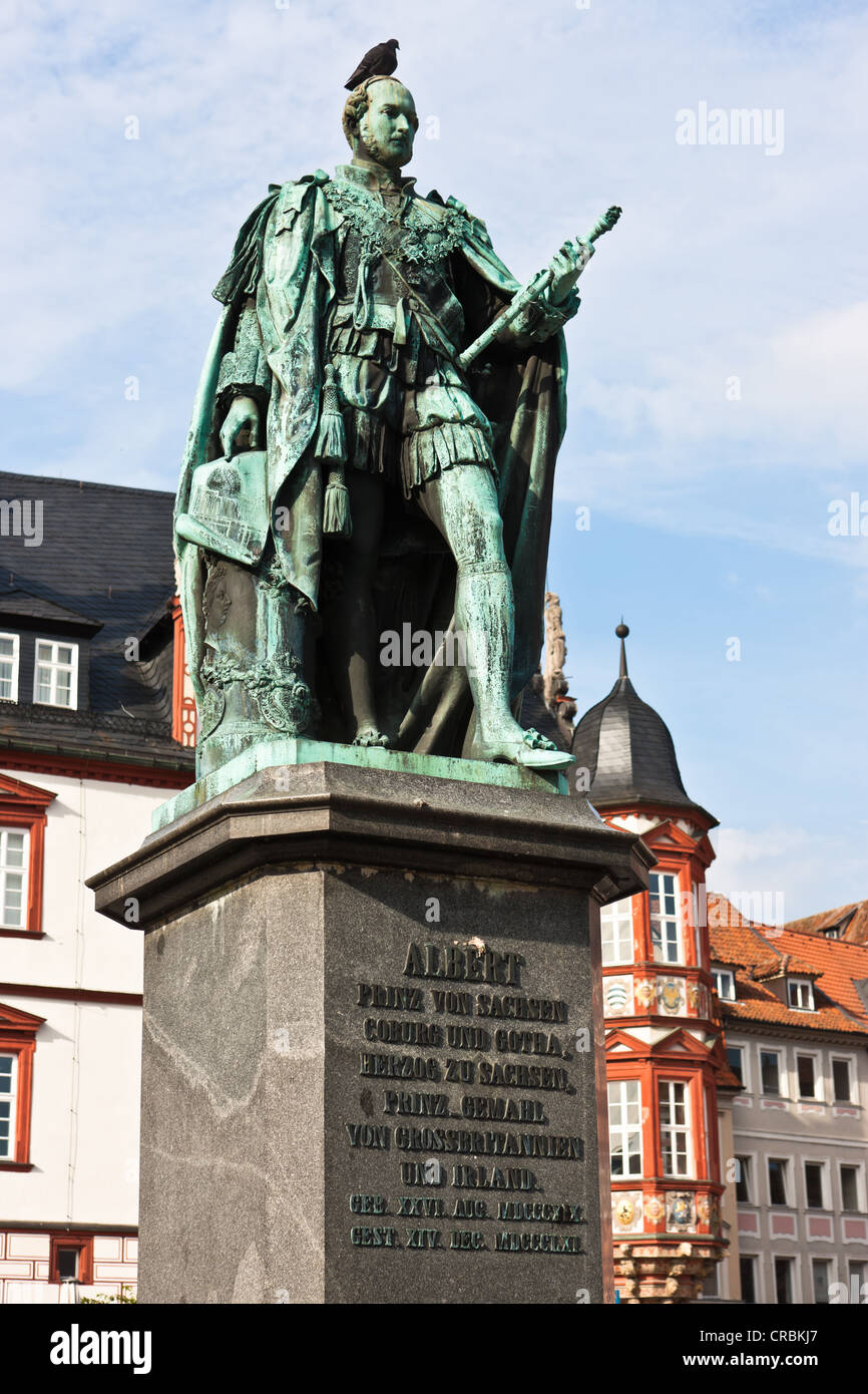 Denkmal für Prinz Albert von Sachsen-Coburg und Gotha, Herzog von Sachsen, quadratischen Marktplatz und einem historischen Stadthaus, Coburg Stockfoto
