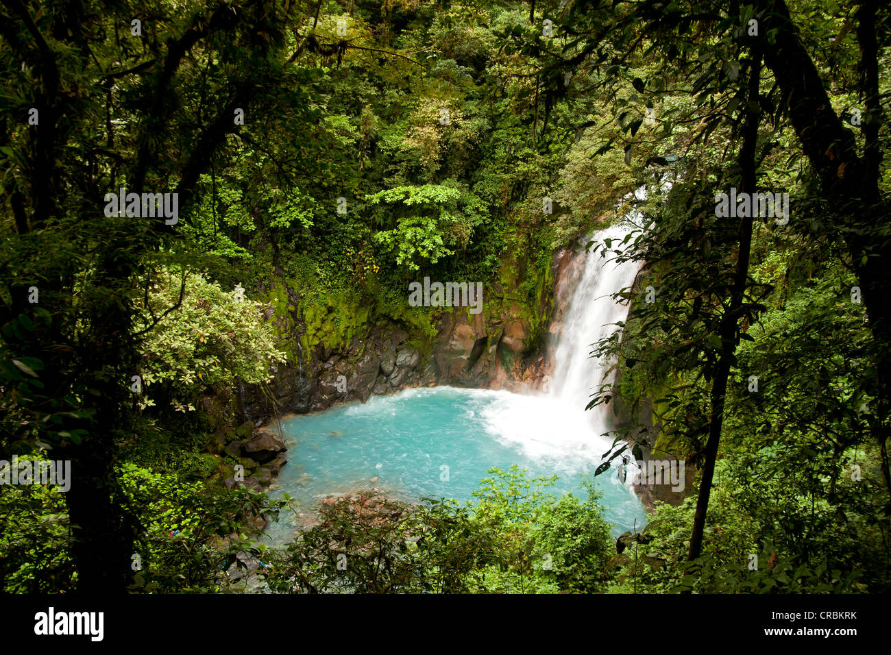 Wasserfall mit den blauen Wassern des Rio Celeste in Volcán Tenorio Nationalpark, Costa Rica, Mittelamerika Stockfoto