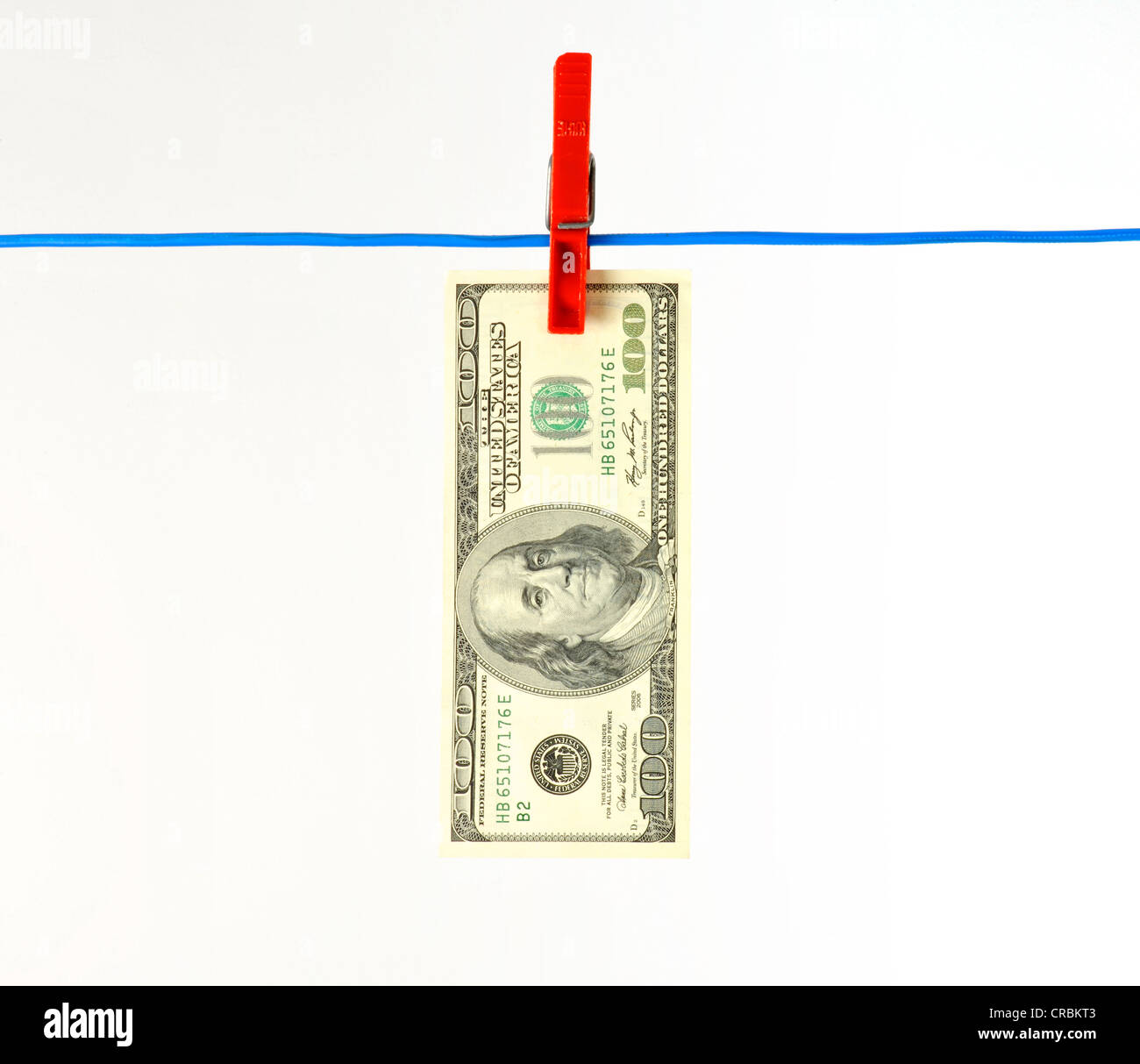 US-Dollar-Banknote auf einer Wäscheleine, symbolisches Bild für Geldwäsche, schmutziges Geld Stockfoto