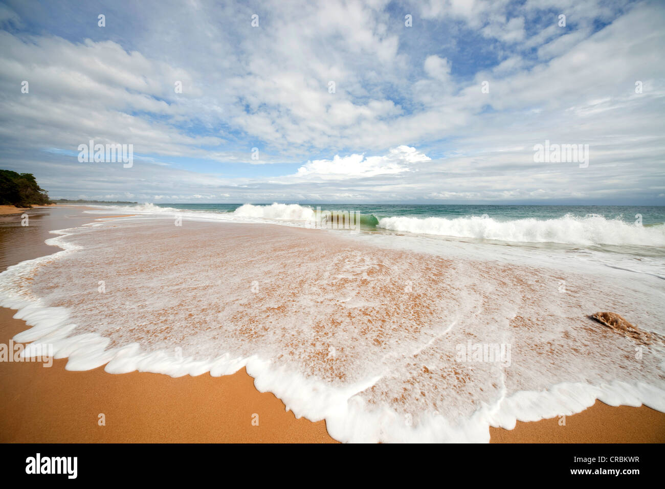 Surfen Sie am Sandstrand von Bluff Beach auf der Insel Colon, Bocas del Toro, Panama, Mittelamerika Stockfoto