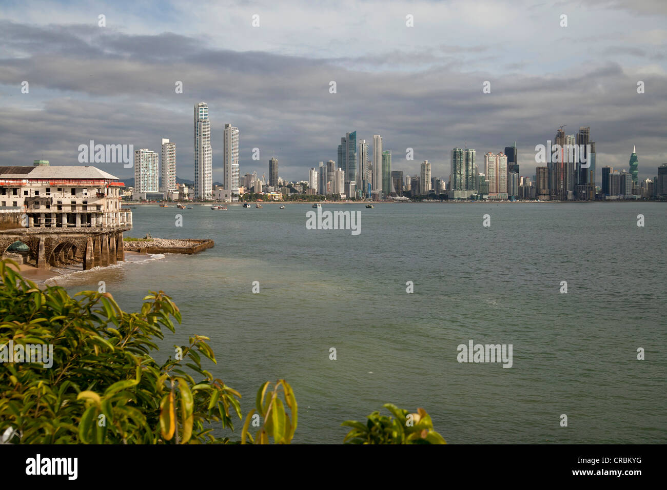 Skyline von Panama-Stadt, mit einem baufälligen Haus an der Vorderseite der alt-Stadt, Panama, Mittelamerika Stockfoto