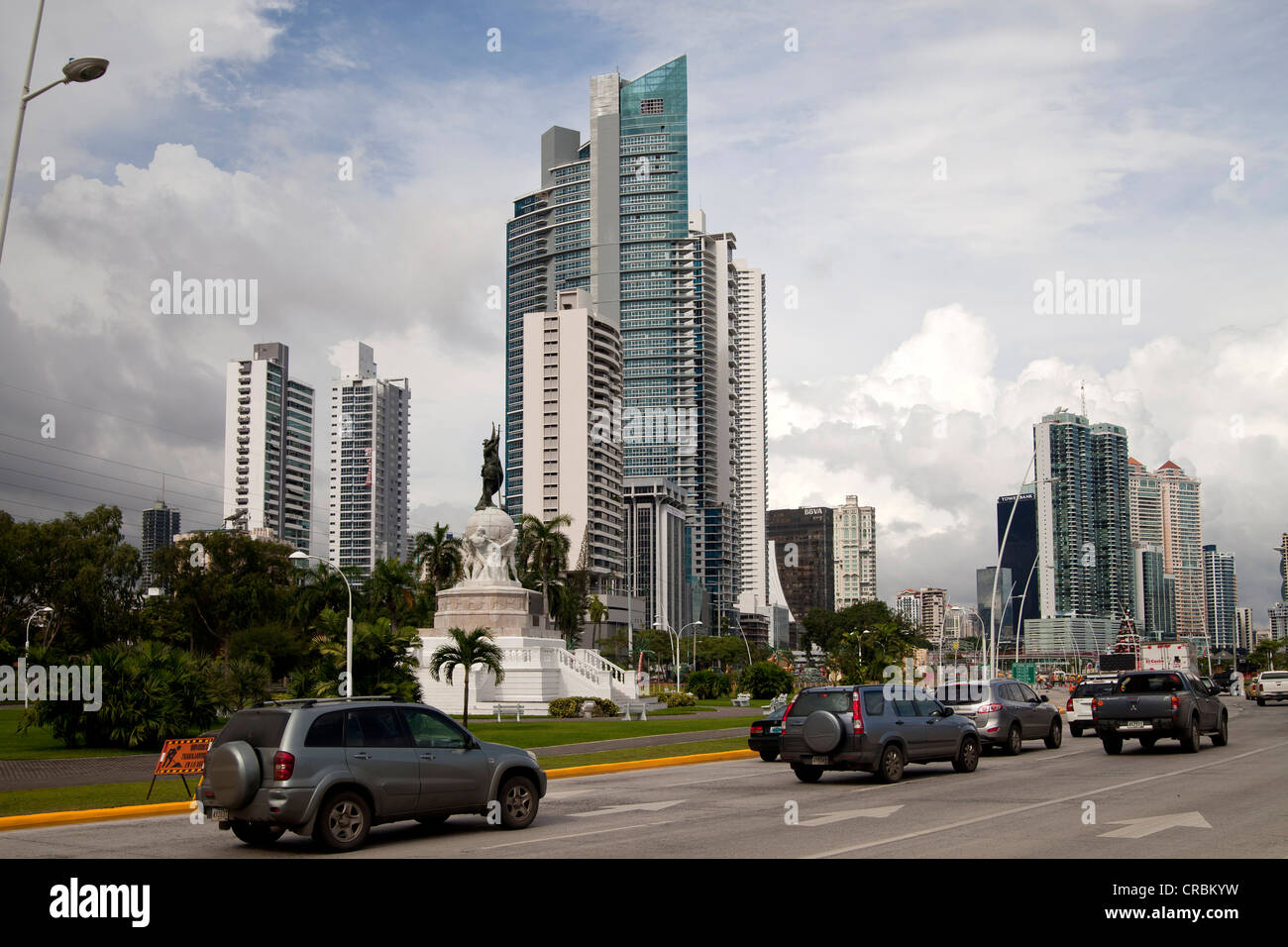 Verkehr auf der Küstenstraße an der Balboa Denkmal, Panama City, Panama, Mittelamerika Stockfoto
