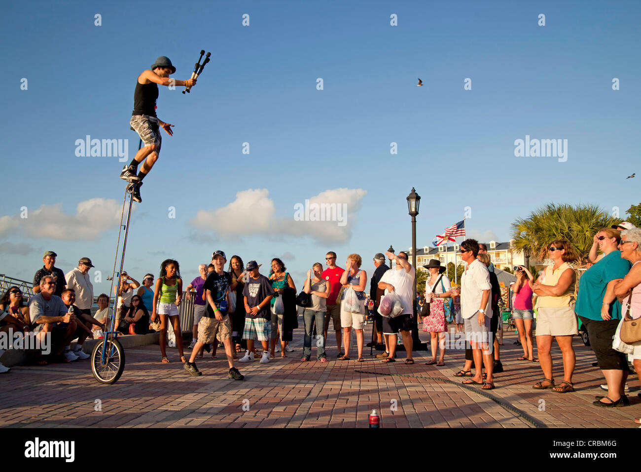 Straßenkünstler und Zuschauer am Mallory Square in Key West, Florida Keys, Florida, USA Stockfoto