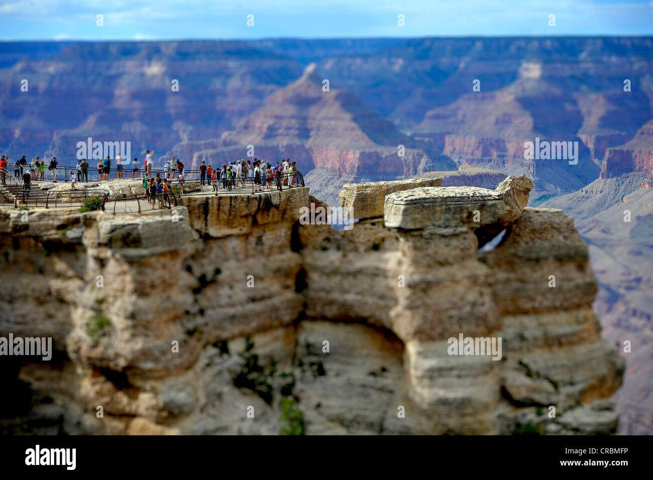 Spielzeug-Ansicht, Tilt-Shift-Effekt, Miniaturansicht, Touristen auf der Suche am Mather Point, Isis-Tempel auf Rückseite Grand Canyon National Stockfoto