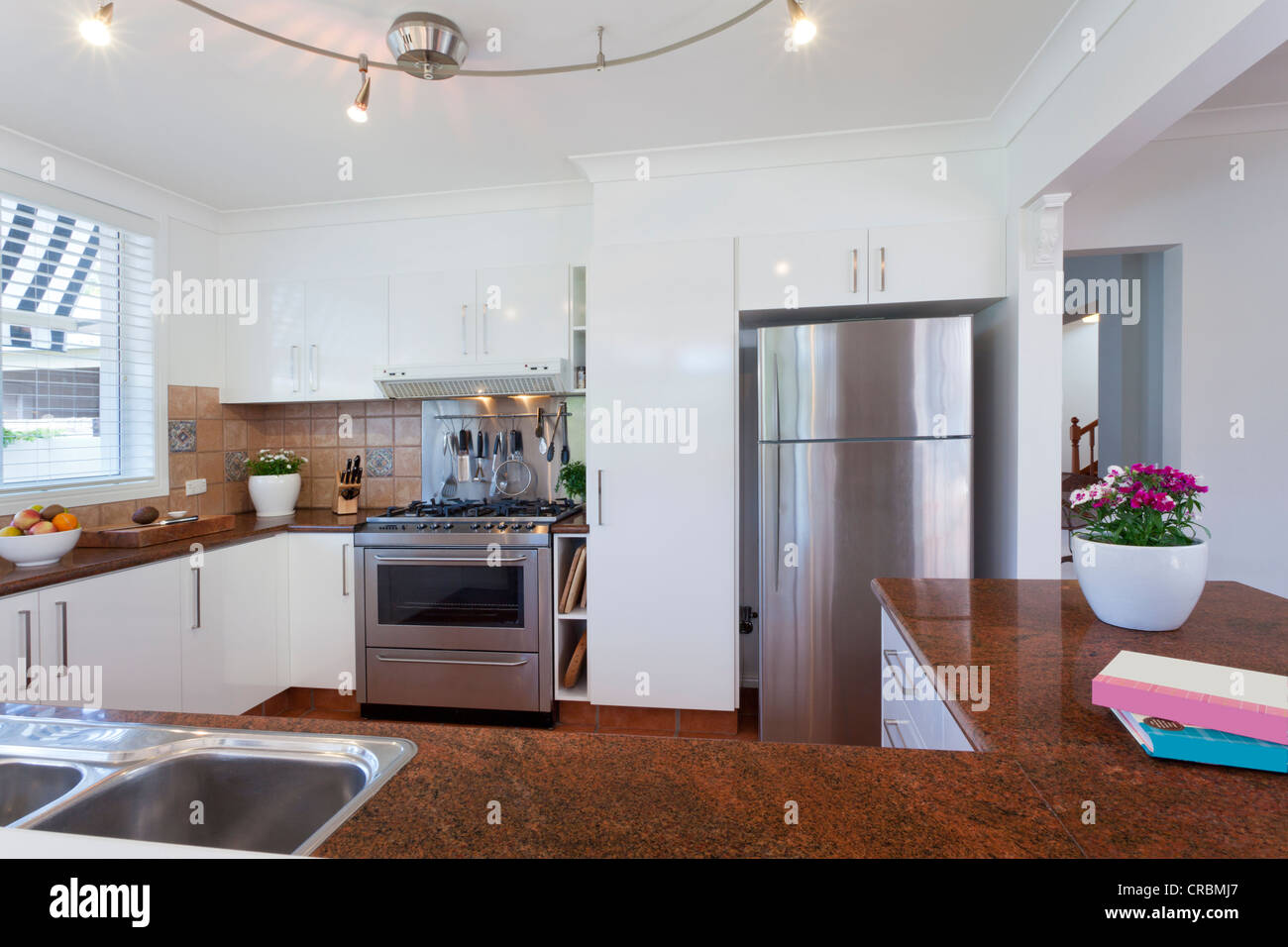 Moderne Küche mit Küchengeräten aus Edelstahl in australischen Herrenhaus Stockfoto